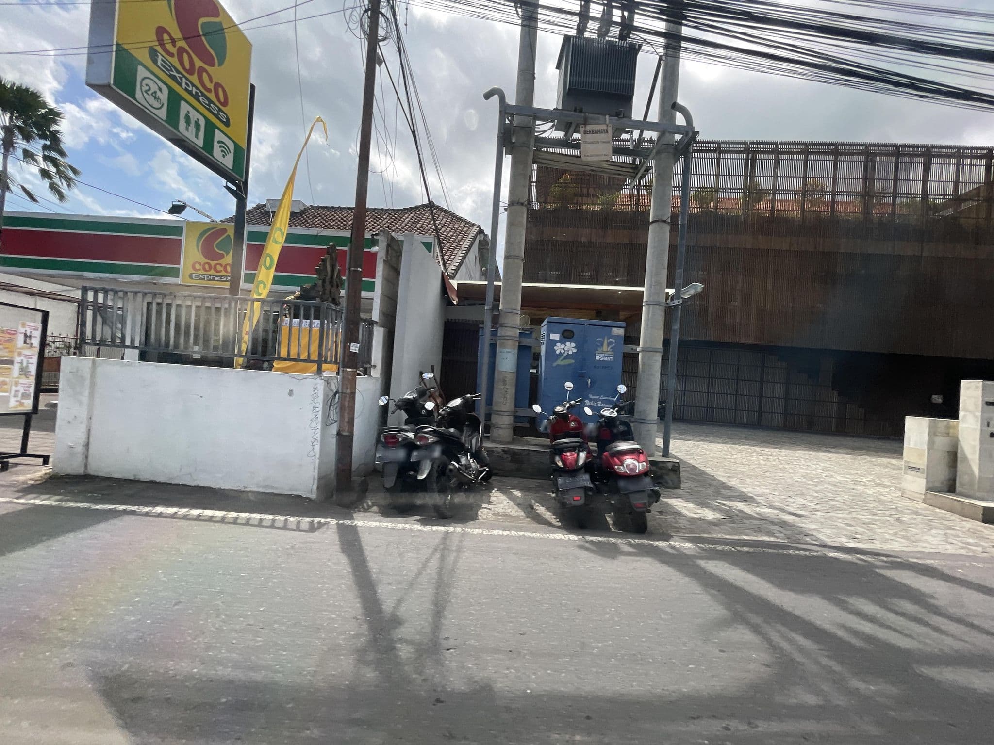 Street view near Airy Seminyak Pangkung Sari Kuta Bali, Legian — © filipb (CC BY-SA · Mapillary)
