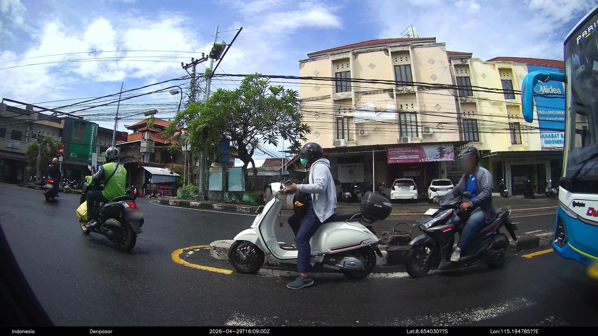 Street view near Hotel Shunda Bali, Denpasar — © Kaart---RIGHT (CC BY-SA · Mapillary)