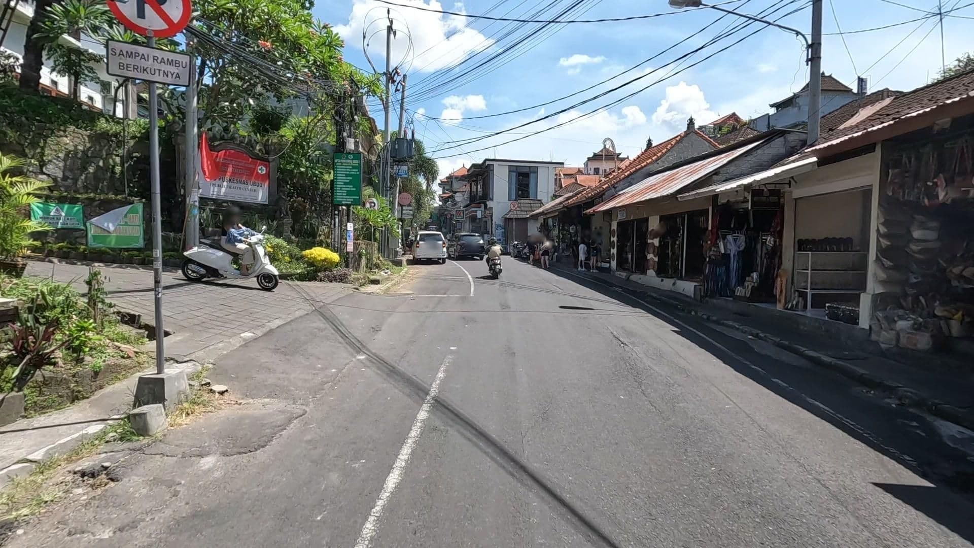 Street view near Dewagga bungalow. Art gallery & restatrant, Ubud — © lucomsky (CC BY-SA · Mapillary)