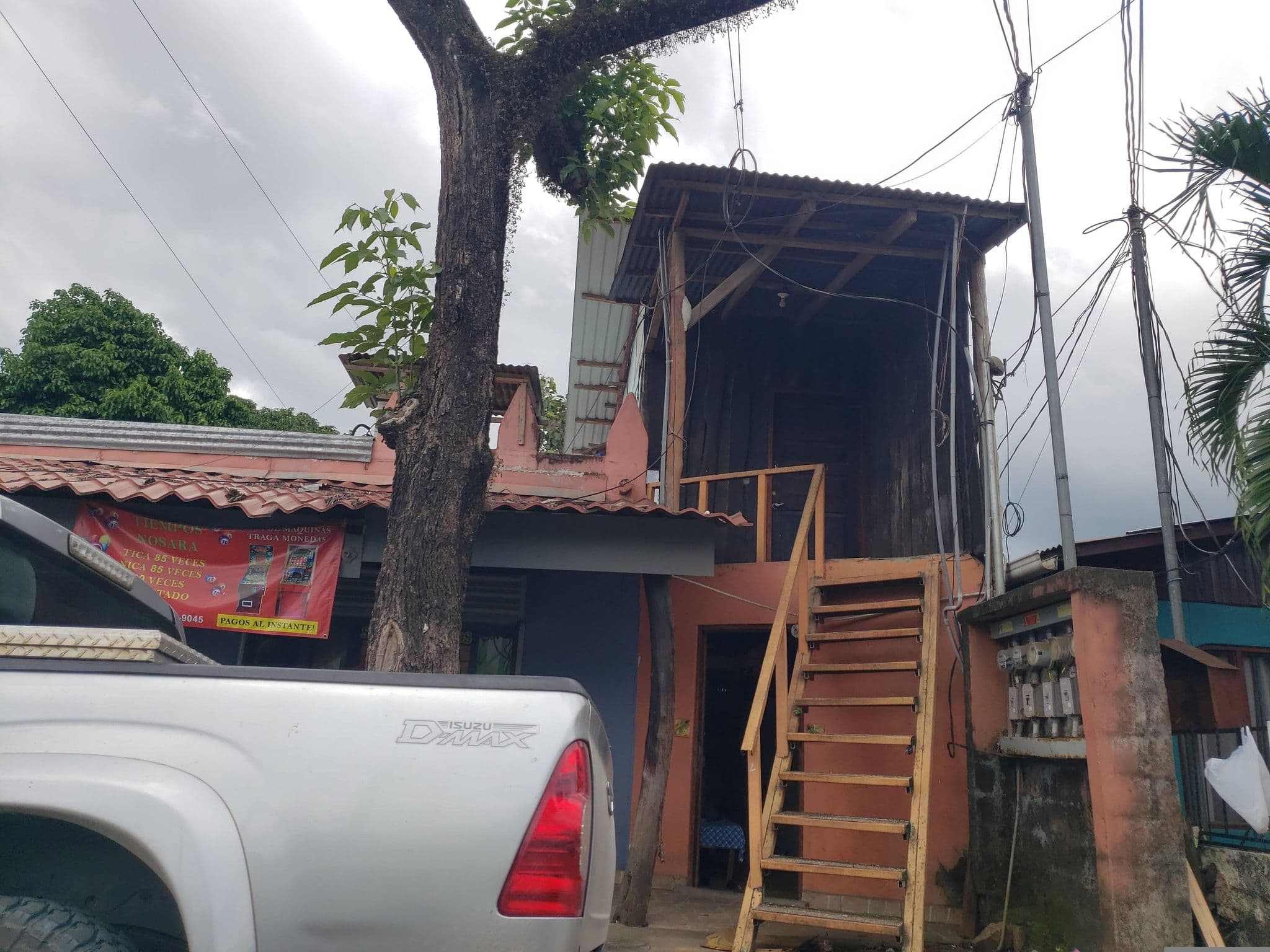 Street view near Cabinas Dylan, Sámara
