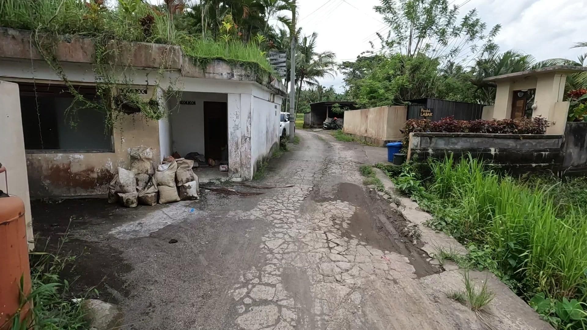 Street view near Puri Hari Resort & Villas, Ubud — © lucomsky (CC BY-SA · Mapillary)