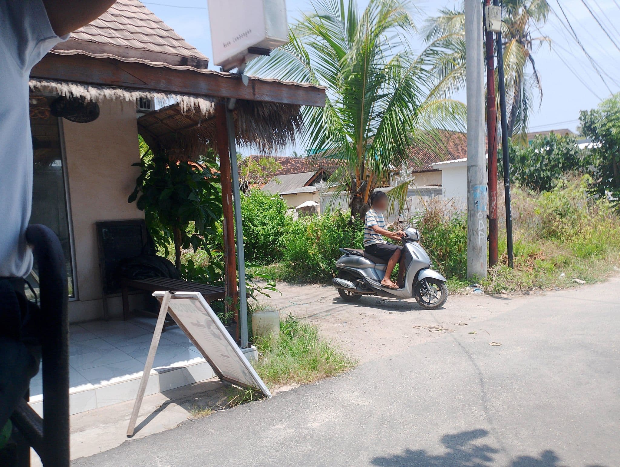Street view near Gecko Bungalows, Klungkung — © patricioximenes (CC BY-SA · Mapillary)