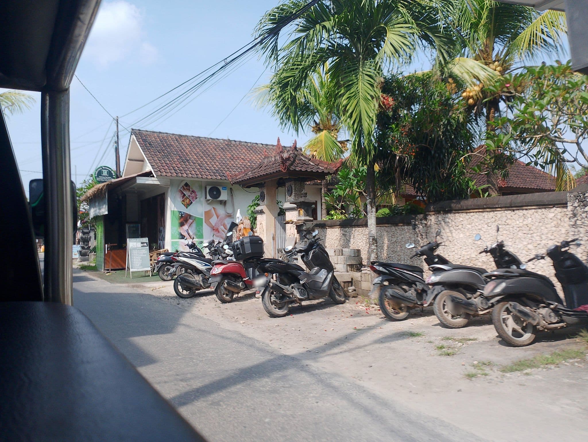 Street view near Nalaroka Inn, Klungkung — © patricioximenes (CC BY-SA · Mapillary)