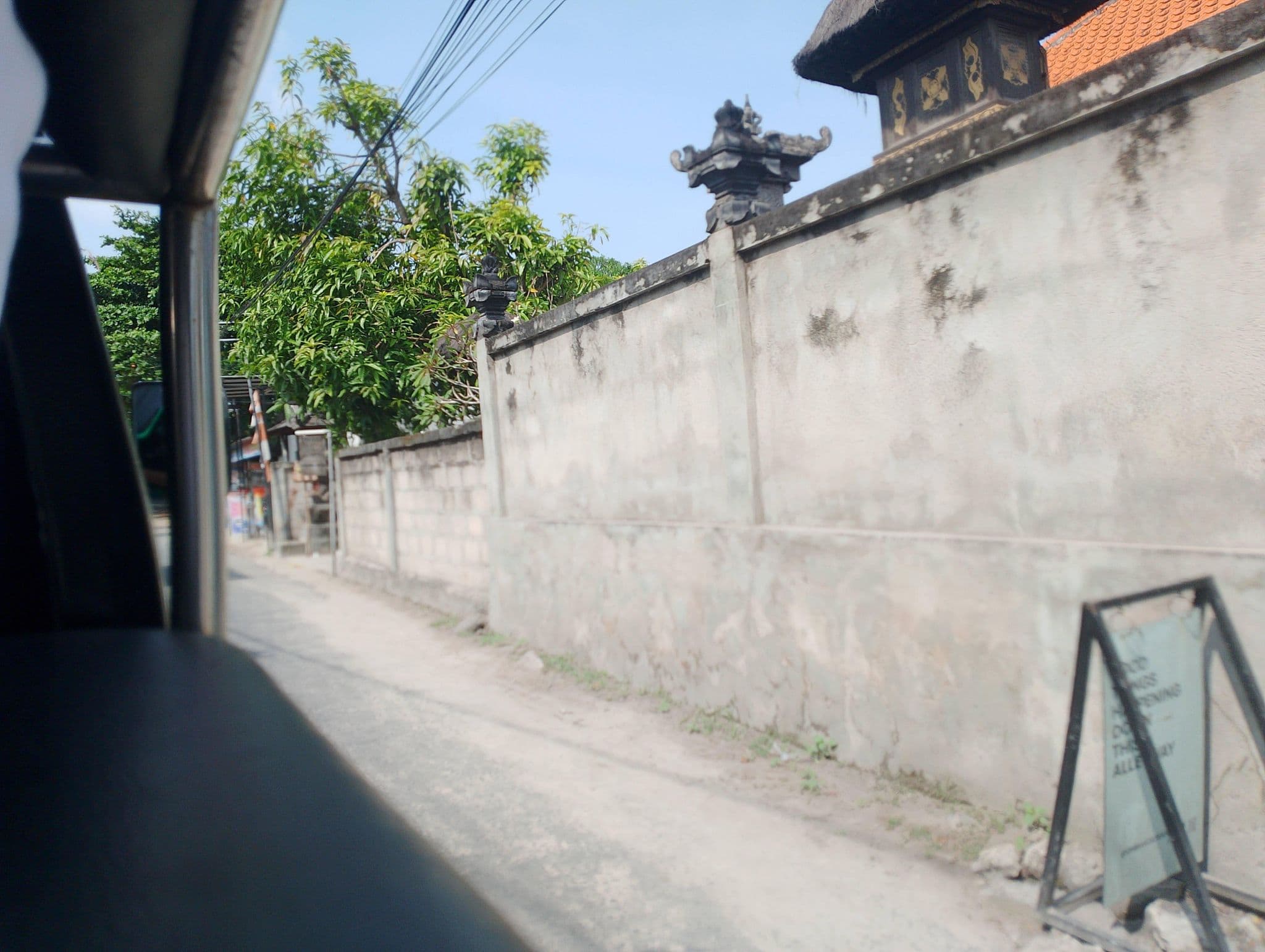 Street view near Shipwreck Point Inn, Klungkung — © patricioximenes (CC BY-SA · Mapillary)
