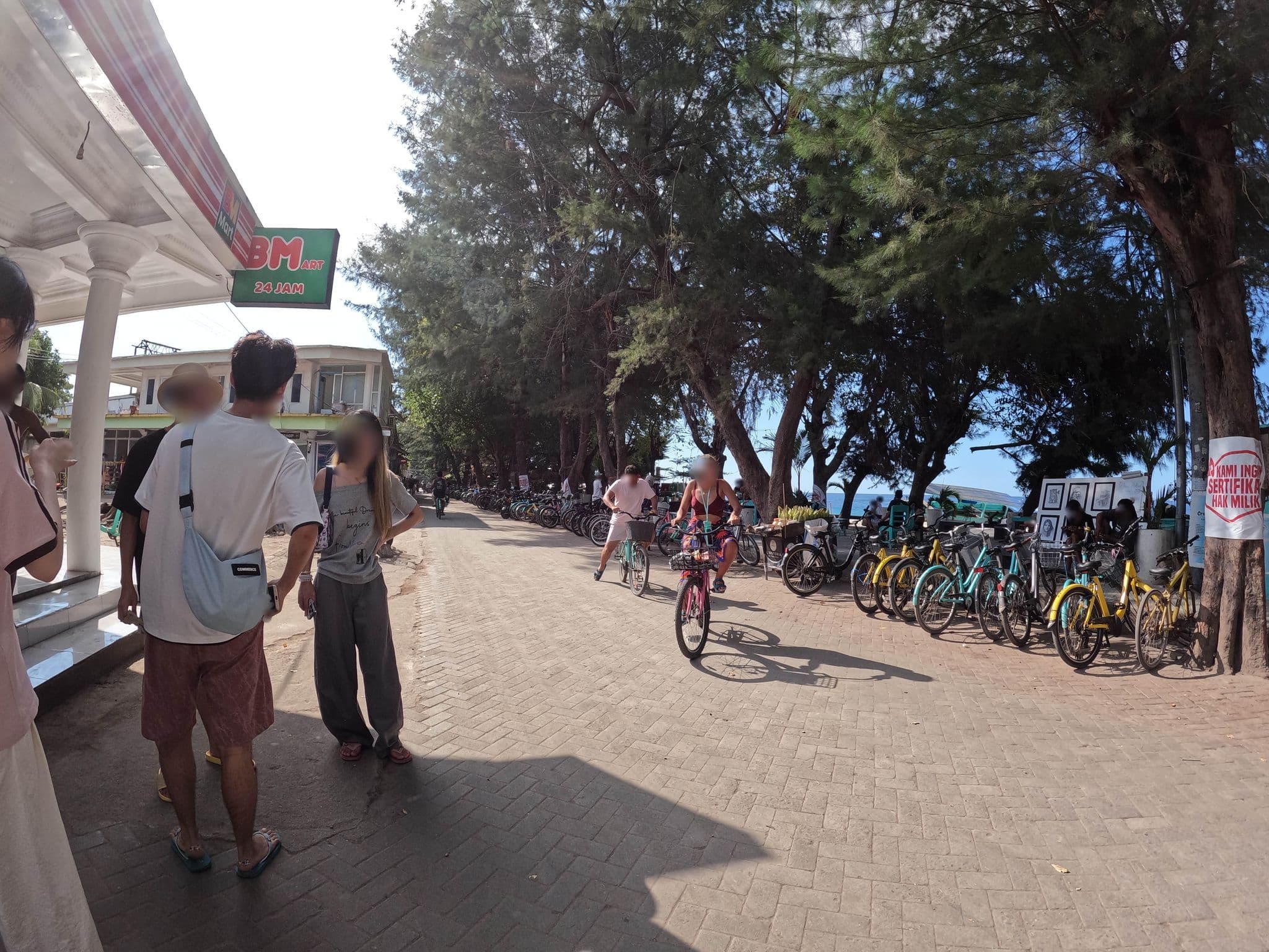 Street view near Gili Tir Na Nog, Gili Trawangan — © lucomsky (CC BY-SA · Mapillary)