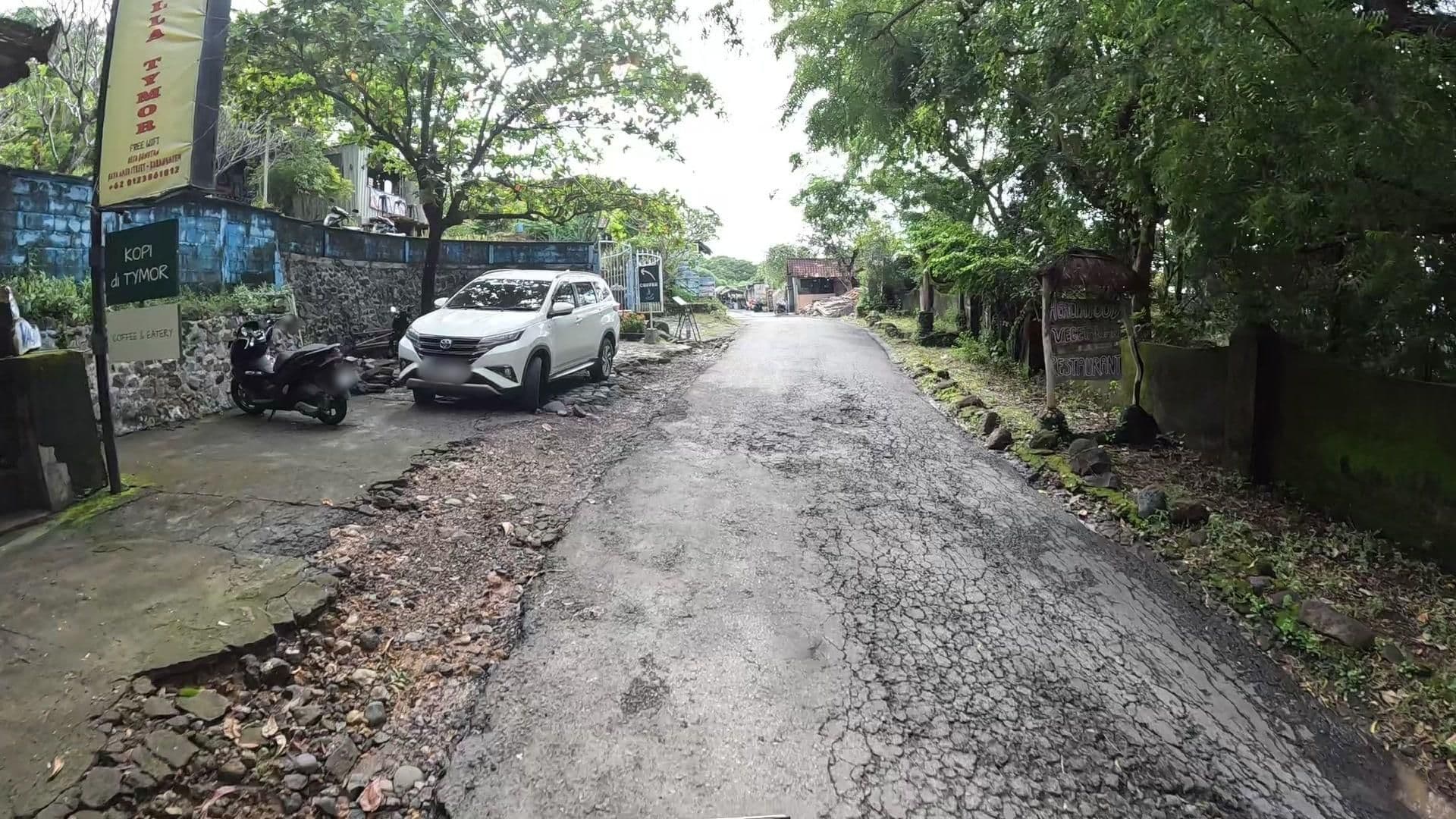 Street view near Rising Star Bungalow, Amlapura — © lucomsky (CC BY-SA · Mapillary)