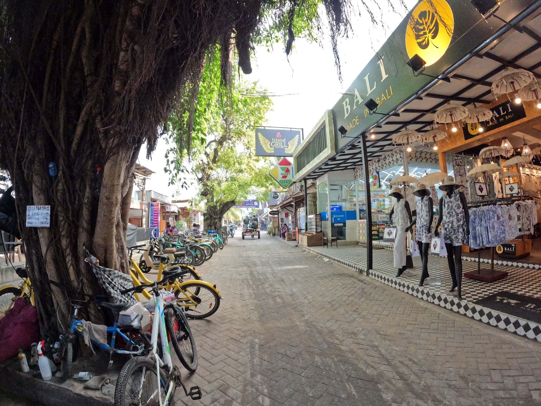 Street view near Black Penny Villas Gili Trawangan-Lombok, Gili Trawangan — © lucomsky (CC BY-SA · Mapillary)