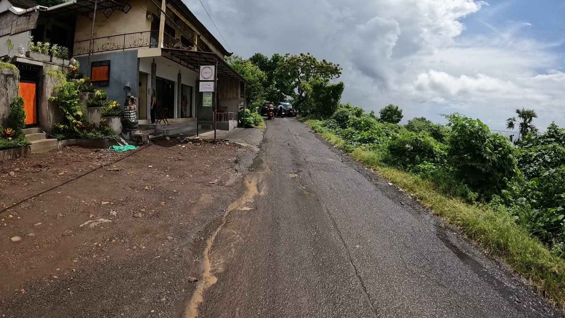 Street view near Bo's Bungalows & Restaurant, Amlapura — © lucomsky (CC BY-SA · Mapillary)
