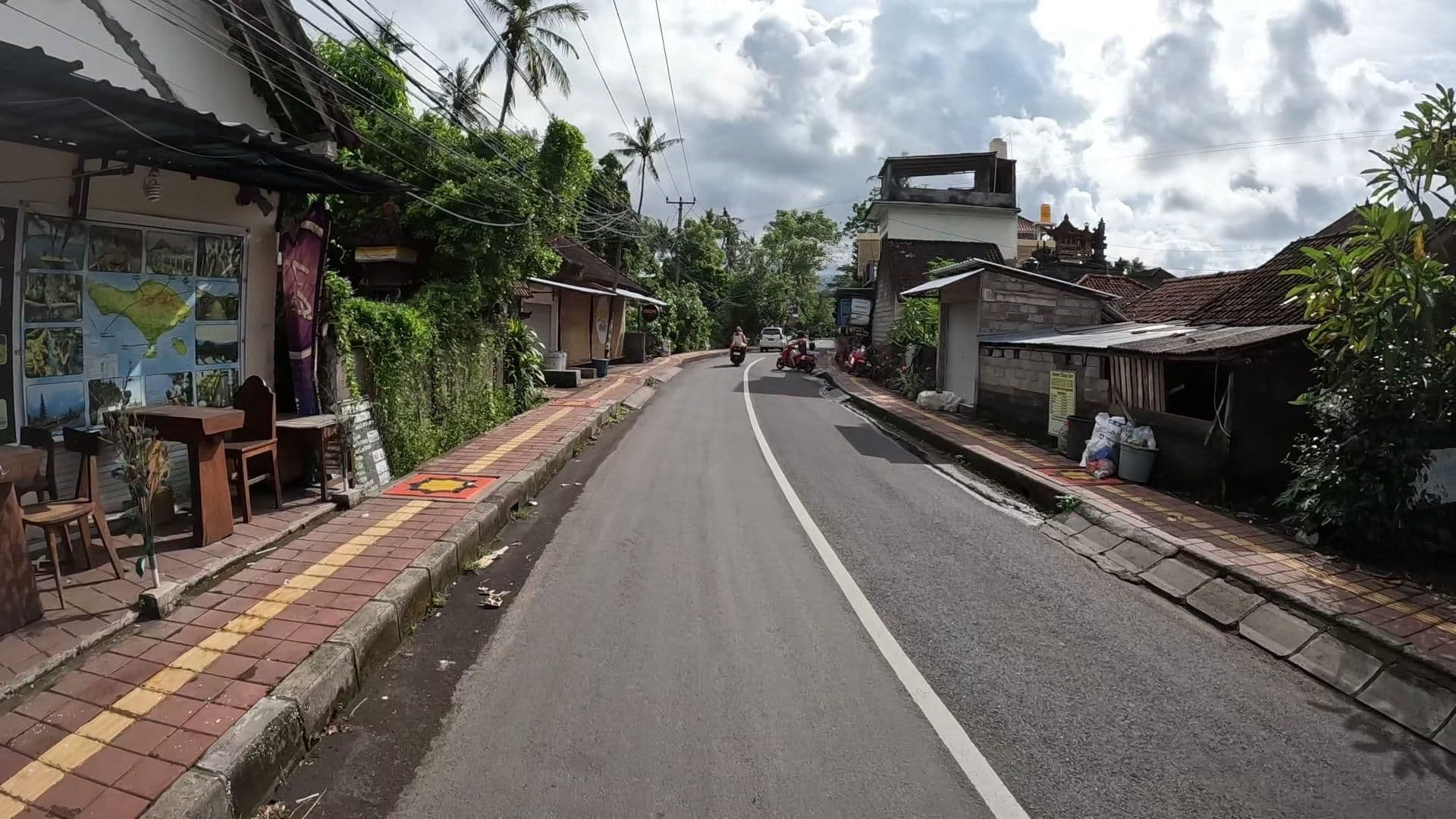 Street view near Warung Santa Fe and Bungalows, Amlapura — © lucomsky (CC BY-SA · Mapillary)