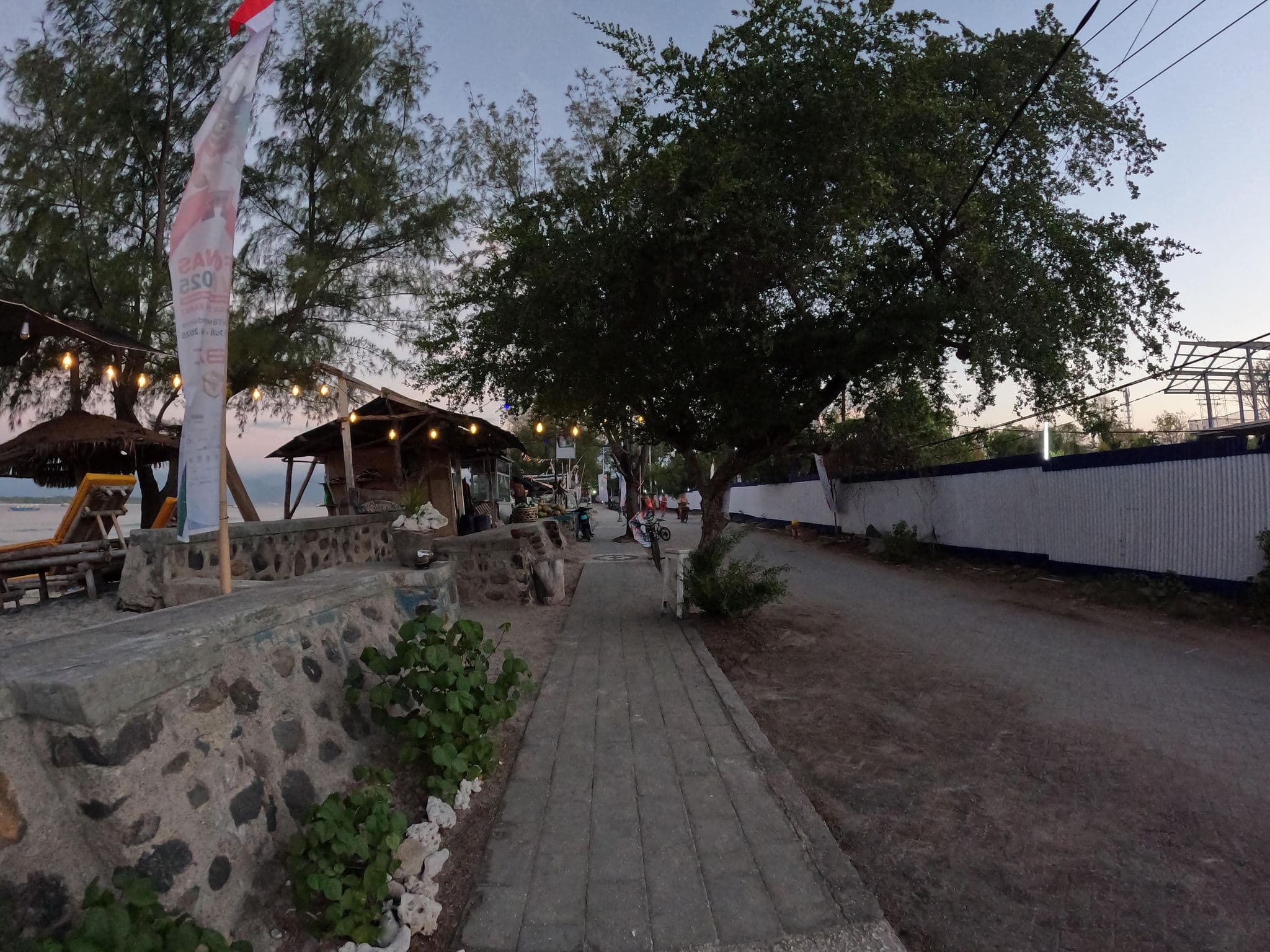 Street view near Beach cafe bungalow, Gili Trawangan — © lucomsky (CC BY-SA · Mapillary)