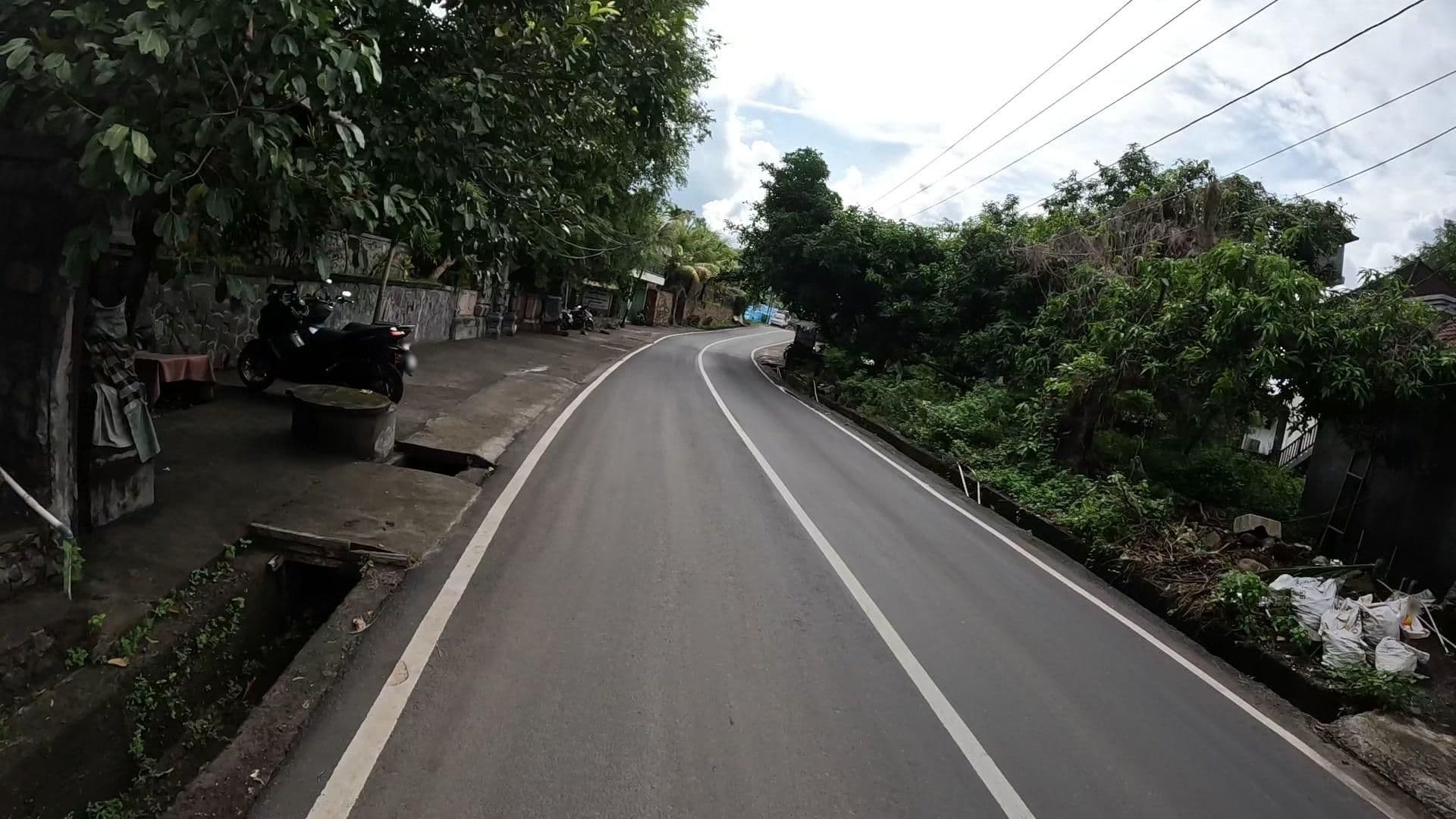 Street view near Warung Pantai Bungalows, Amlapura — © lucomsky (CC BY-SA · Mapillary)