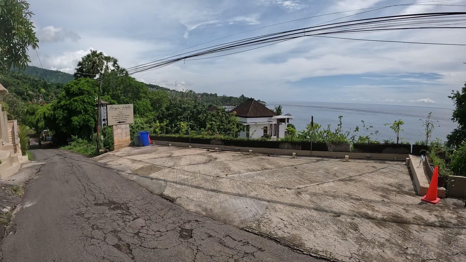 Street view near Pondok Vienna Beach Hotel, Amlapura — © lucomsky (CC BY-SA · Mapillary)