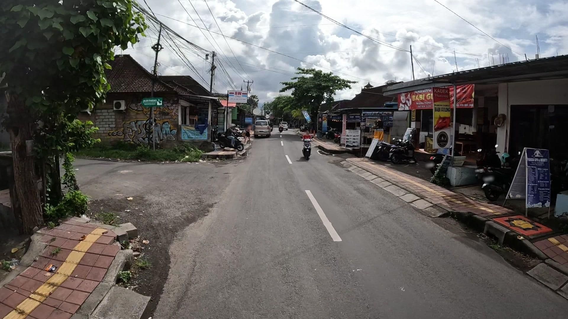 Street view near Kadek  Homestay, Amlapura — © lucomsky (CC BY-SA · Mapillary)
