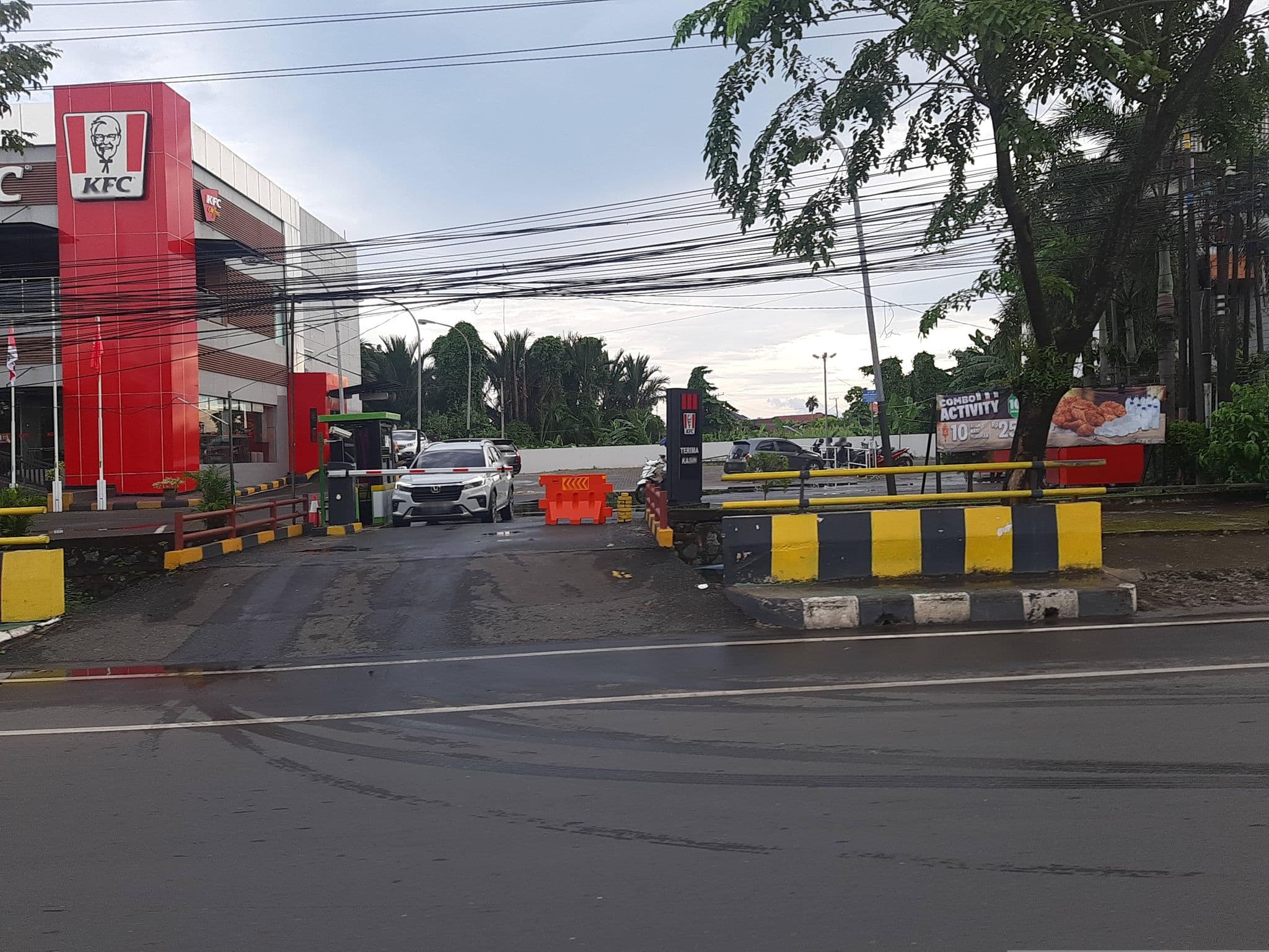Street view near Pesona Hotel, Banjarmasin — © FenyMufyd (CC BY-SA · Mapillary)