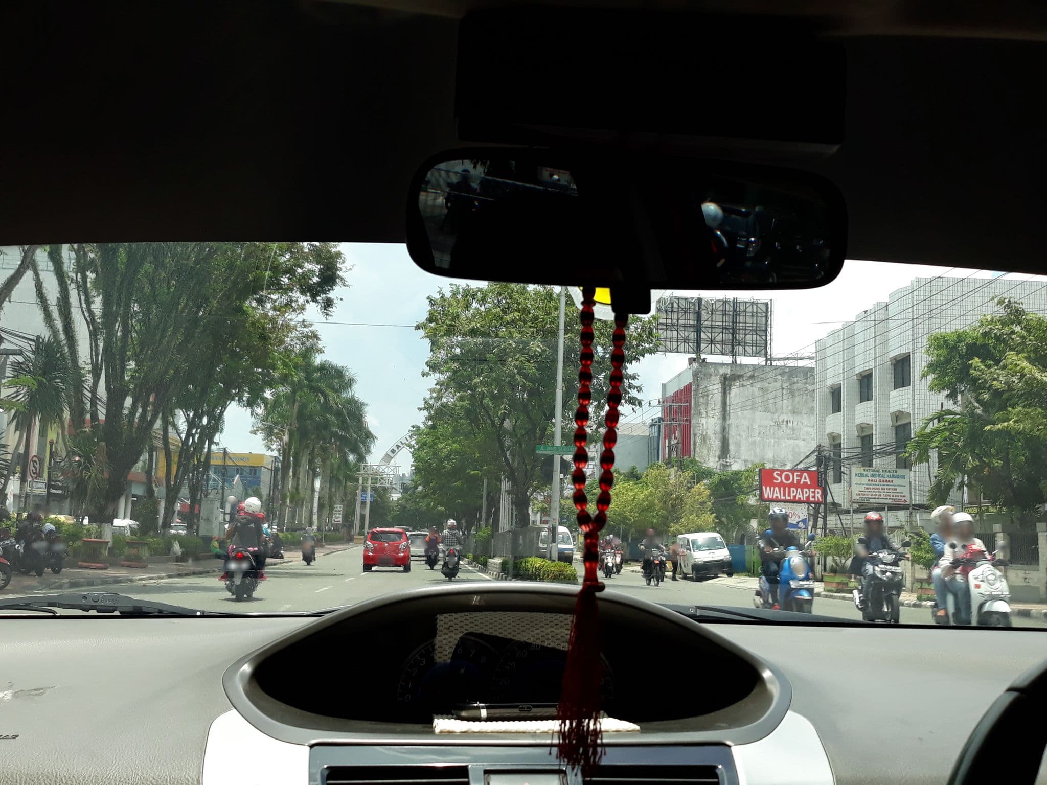 Street view near Deluxe Room No. 140, Balikpapan — © yahyam (CC BY-SA · Mapillary)