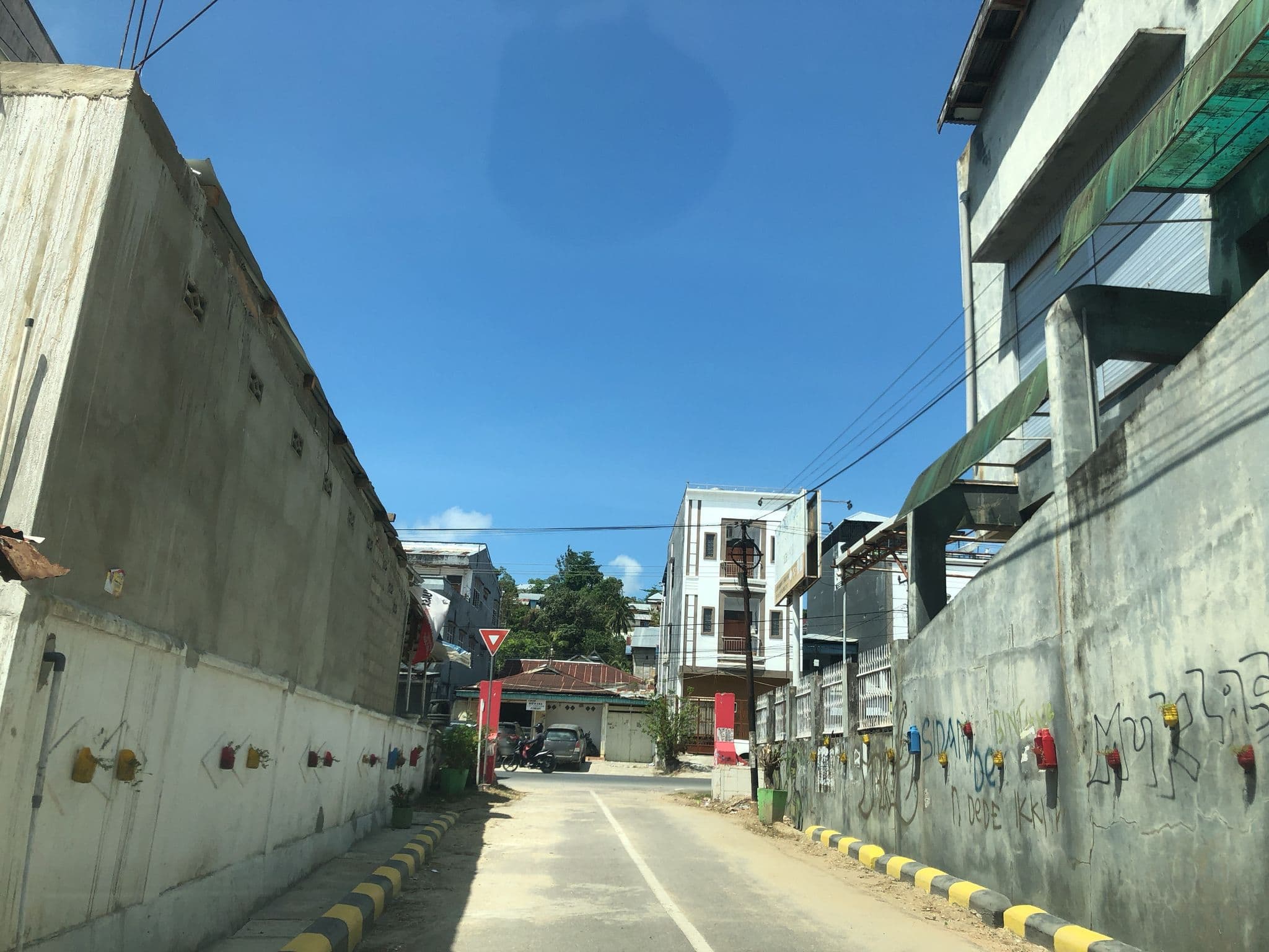 Street view near Golden Beach Hotel, Kendari — © sarahantos (CC BY-SA · Mapillary)