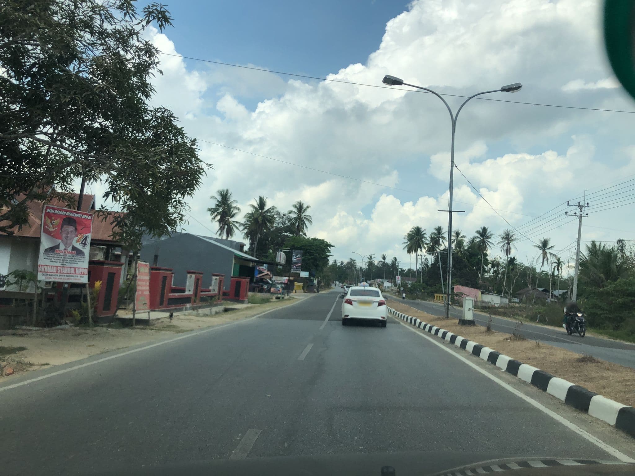 Street view near Wonua Monapa Resort, Kendari — © sarahantos (CC BY-SA · Mapillary)