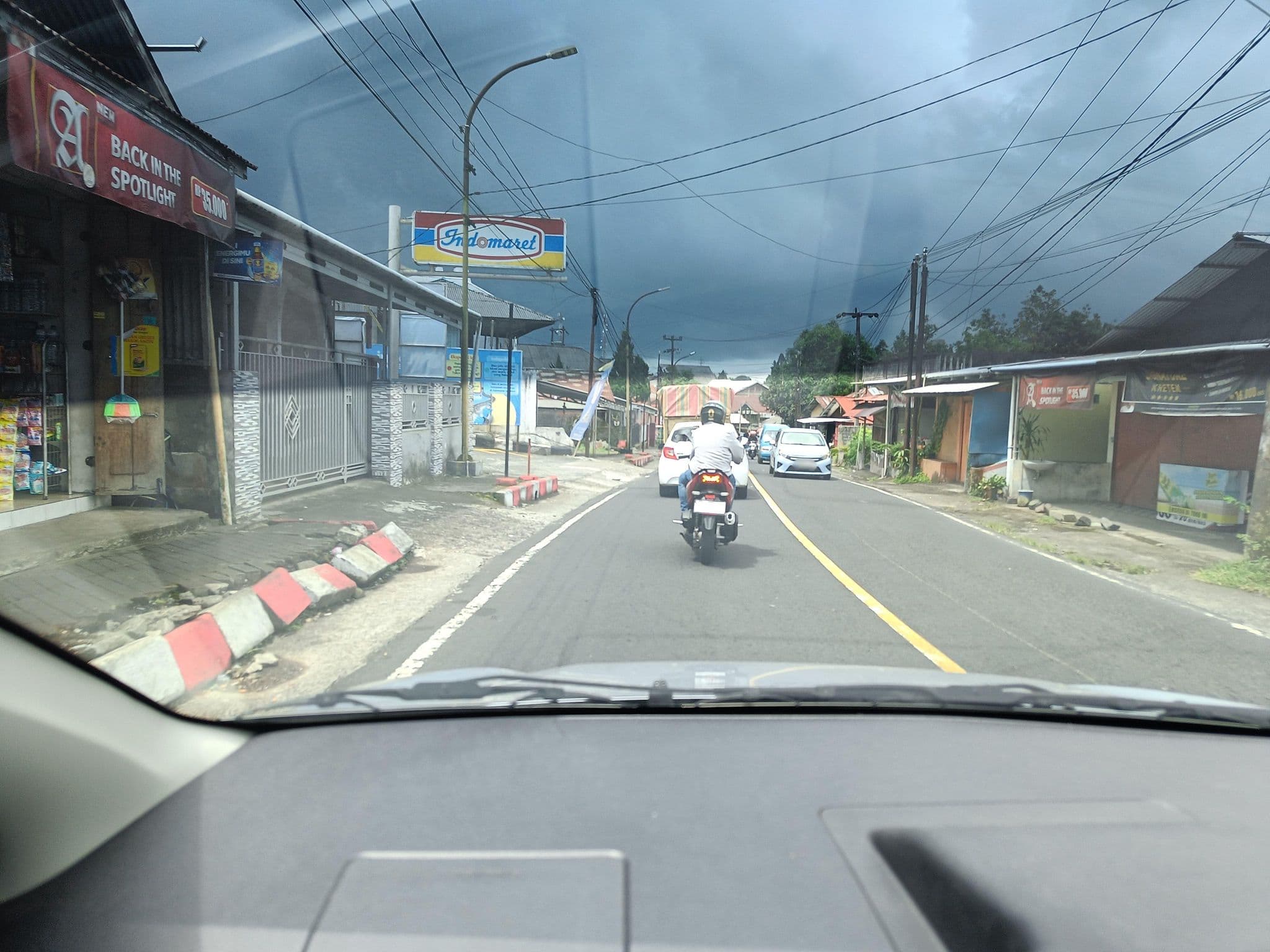 Street view near Onong Homestay & Cafe, Tomohon — © hen0ch (CC BY-SA · Mapillary)