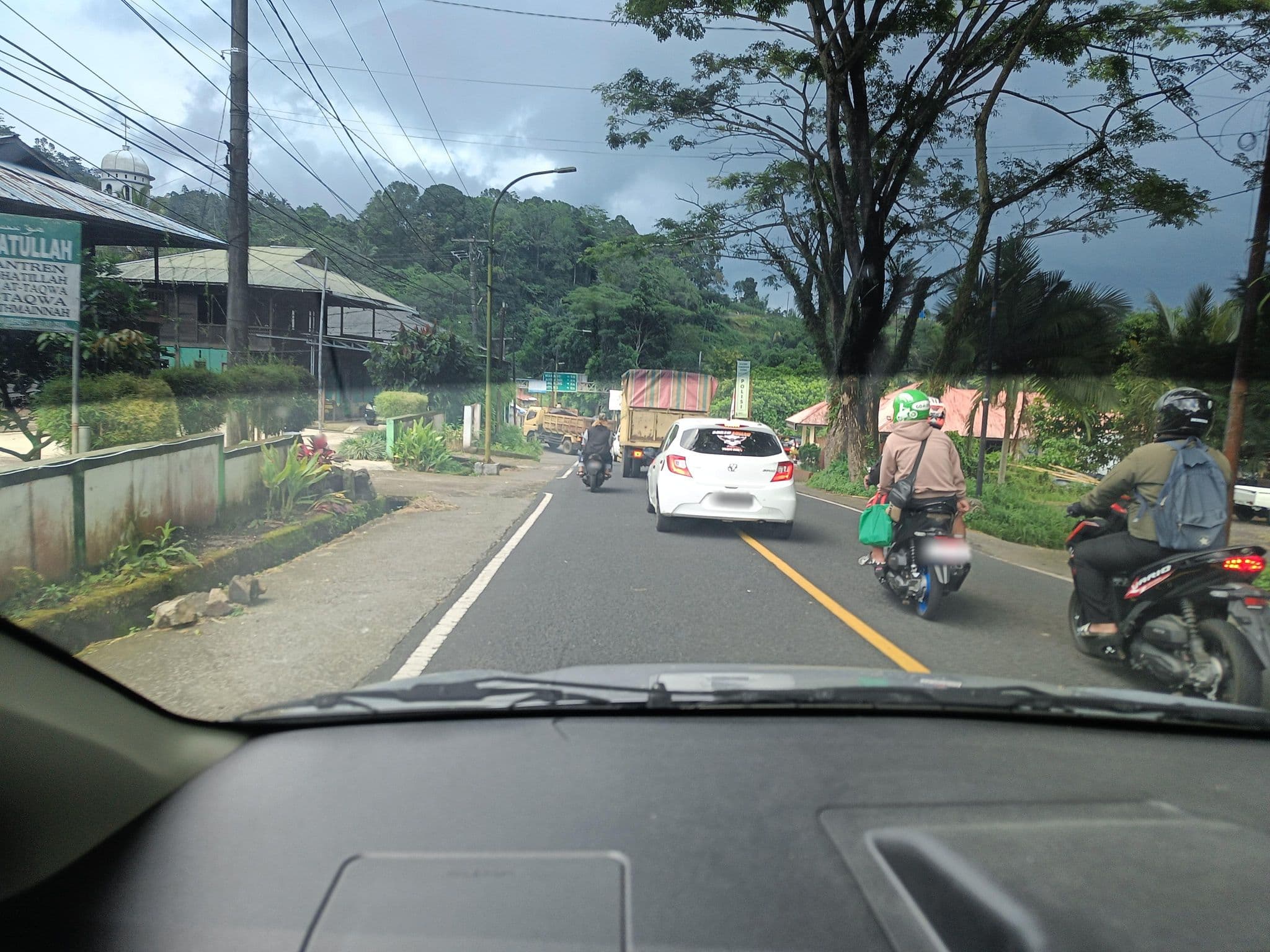 Street view near Onong's Palace, Tomohon — © hen0ch (CC BY-SA · Mapillary)