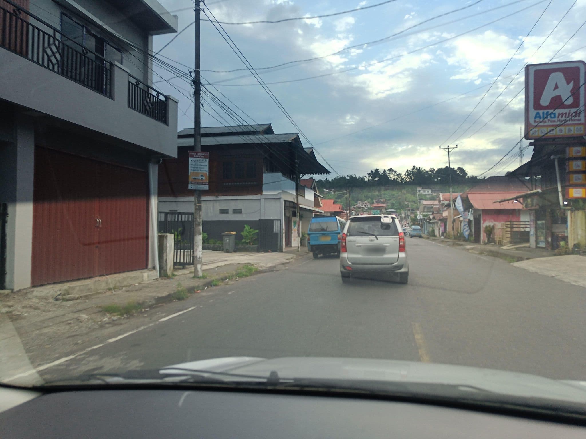 Street view near Lina's swimming pool, Tondano — © hen0ch (CC BY-SA · Mapillary)