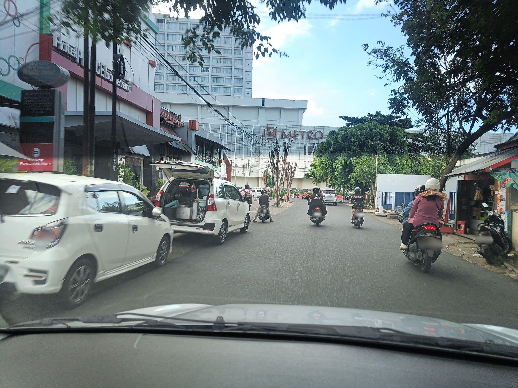 Street view near Emily Hotel, Manado — © hen0ch (CC BY-SA · Mapillary)