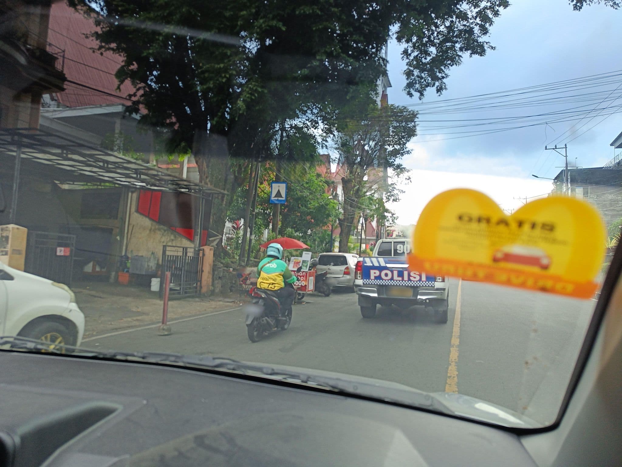 Street view near Aston Manado Hotel, Manado — © hen0ch (CC BY-SA · Mapillary)