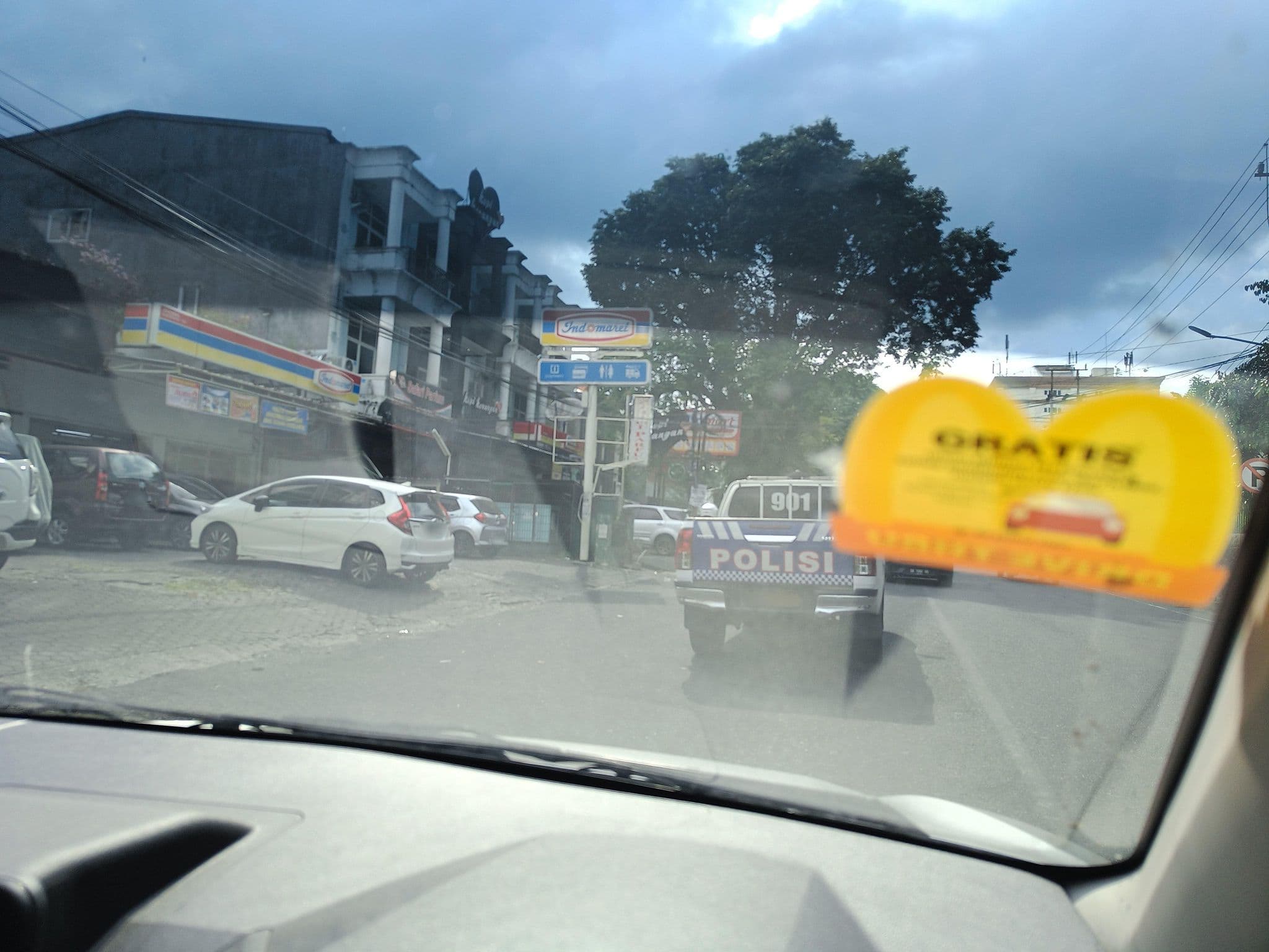 Street view near Hotel Kawanua, Manado — © hen0ch (CC BY-SA · Mapillary)