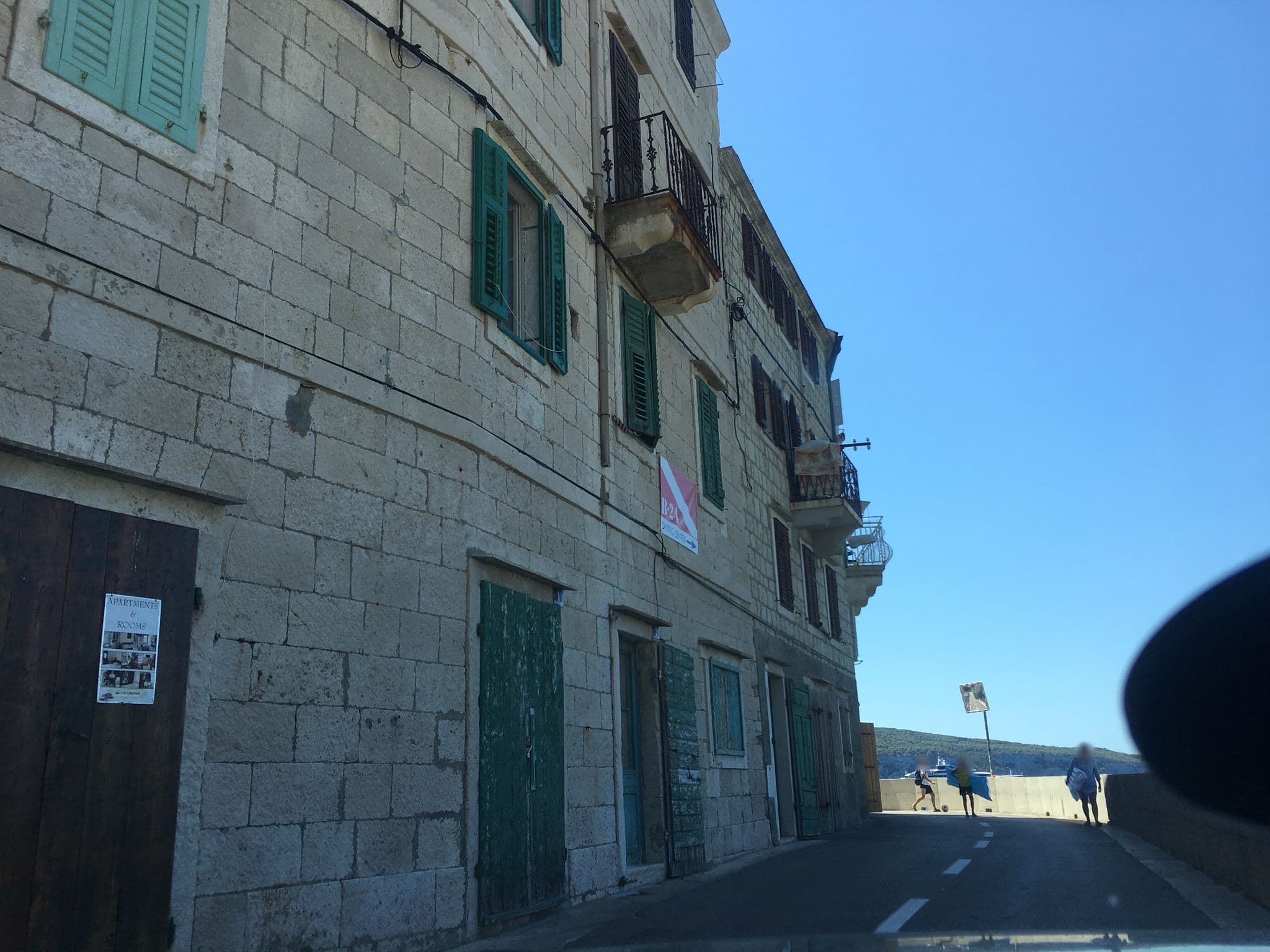 Street view near Mira Sea Front Guesthouse, Komiža — © jebako999 (CC BY-SA · Mapillary)