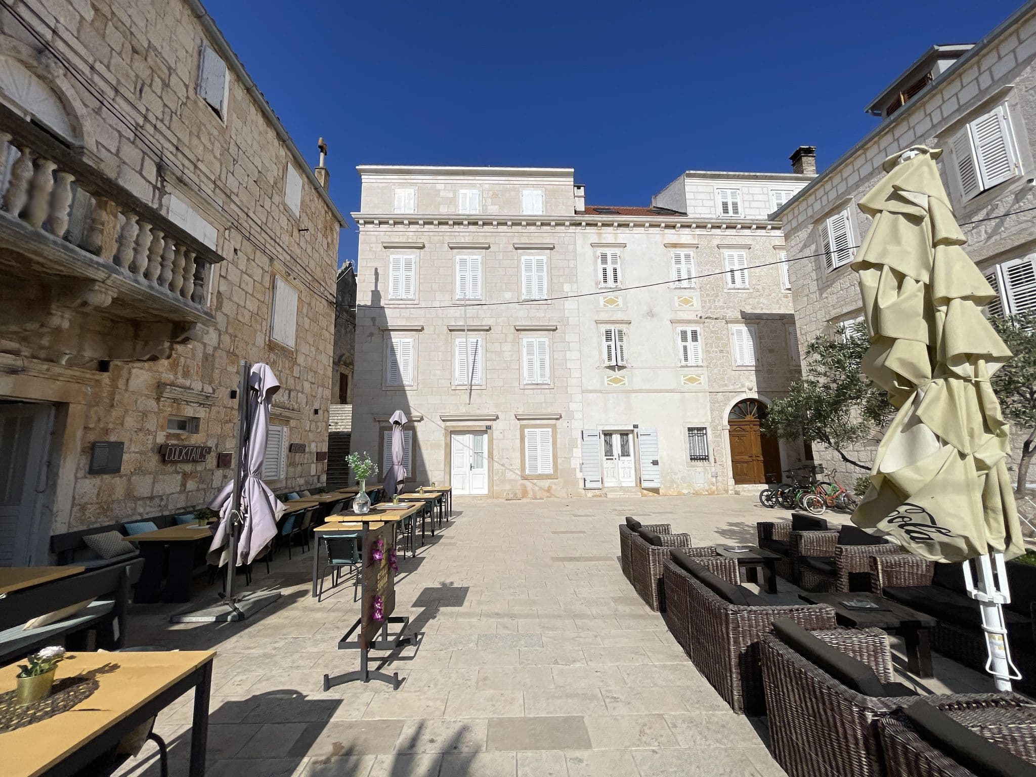 Street view near Villa Vis, Vis — © filipb (CC BY-SA · Mapillary)