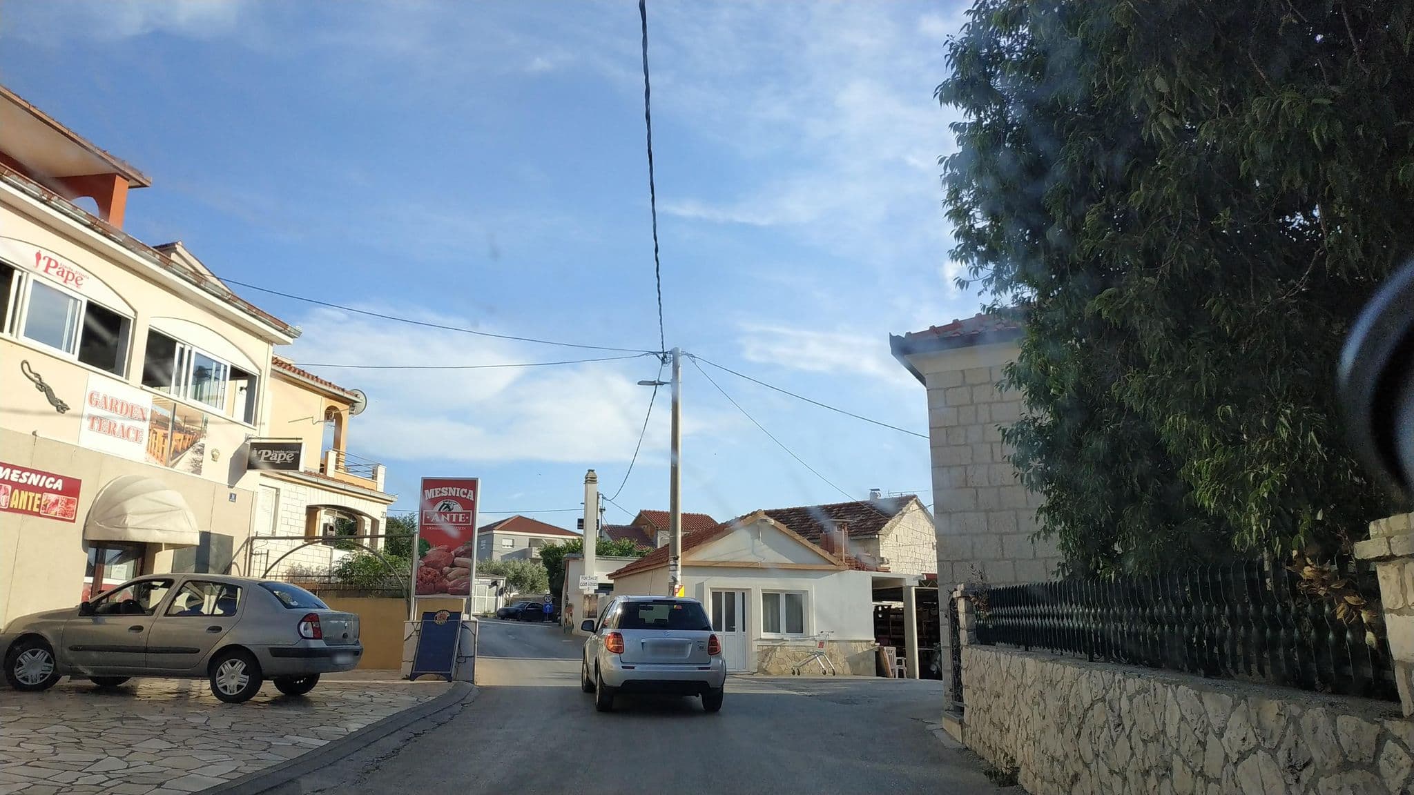 Street view near Apartments Maris, Okrug Gornji — © laukinisbriedis (CC BY-SA · Mapillary)