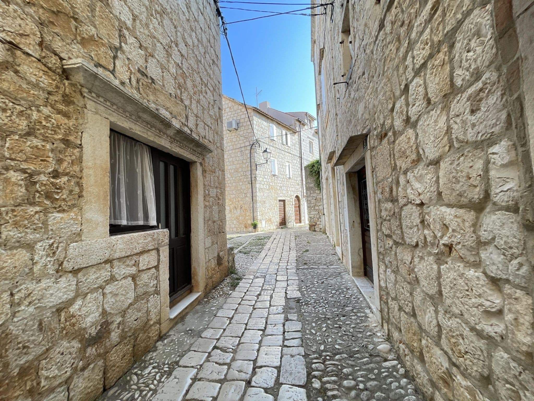 Street view near Garni Dionis, Vis — © filipb (CC BY-SA · Mapillary)