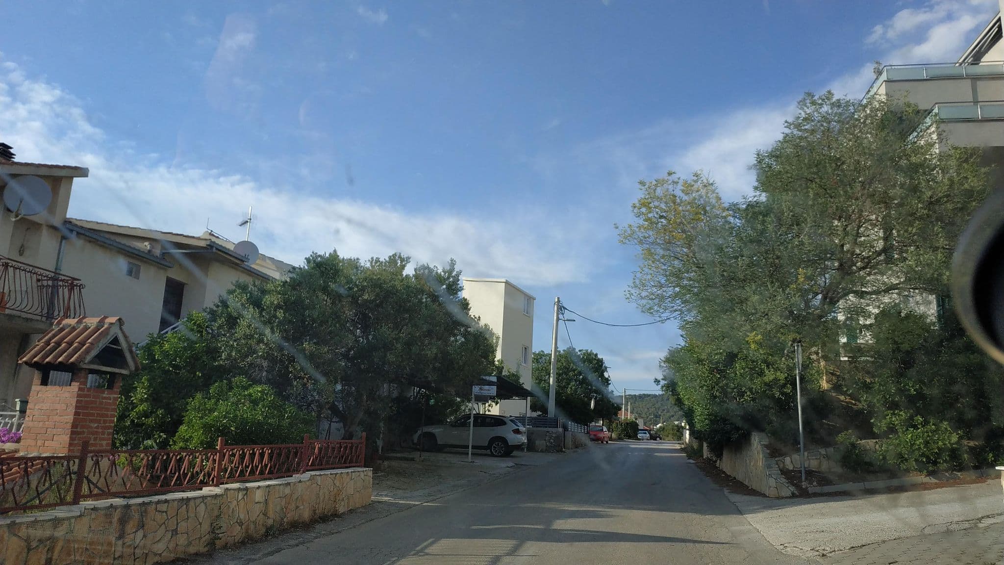 Street view near Casa Zorana-Alba Apartments, Okrug Gornji — © laukinisbriedis (CC BY-SA · Mapillary)