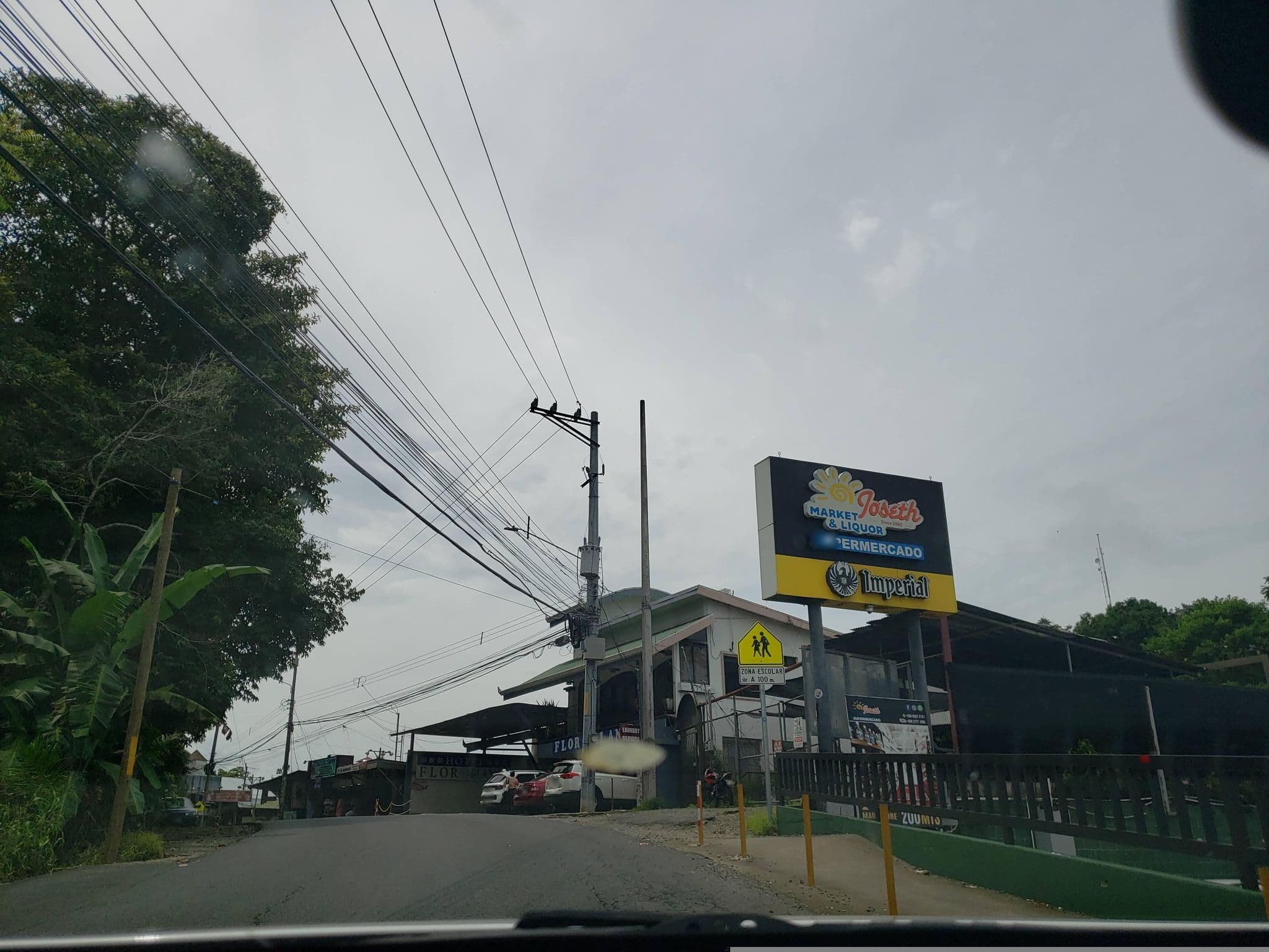 Street view near Flor Blanca, Quepos