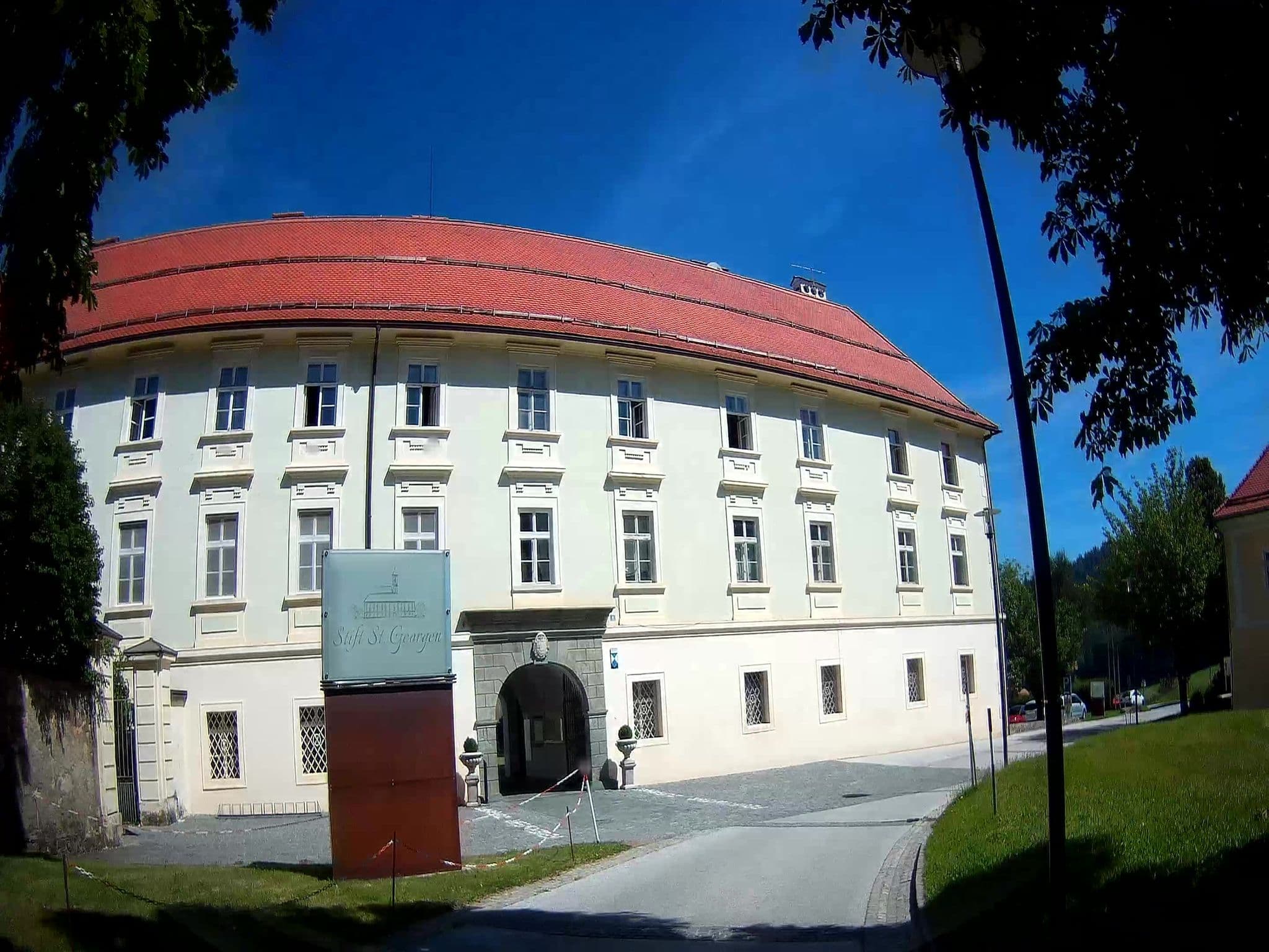 Street view near Hotel Stift St. Georgen, Launsdorf — © fuchserl (CC BY-SA · Mapillary)