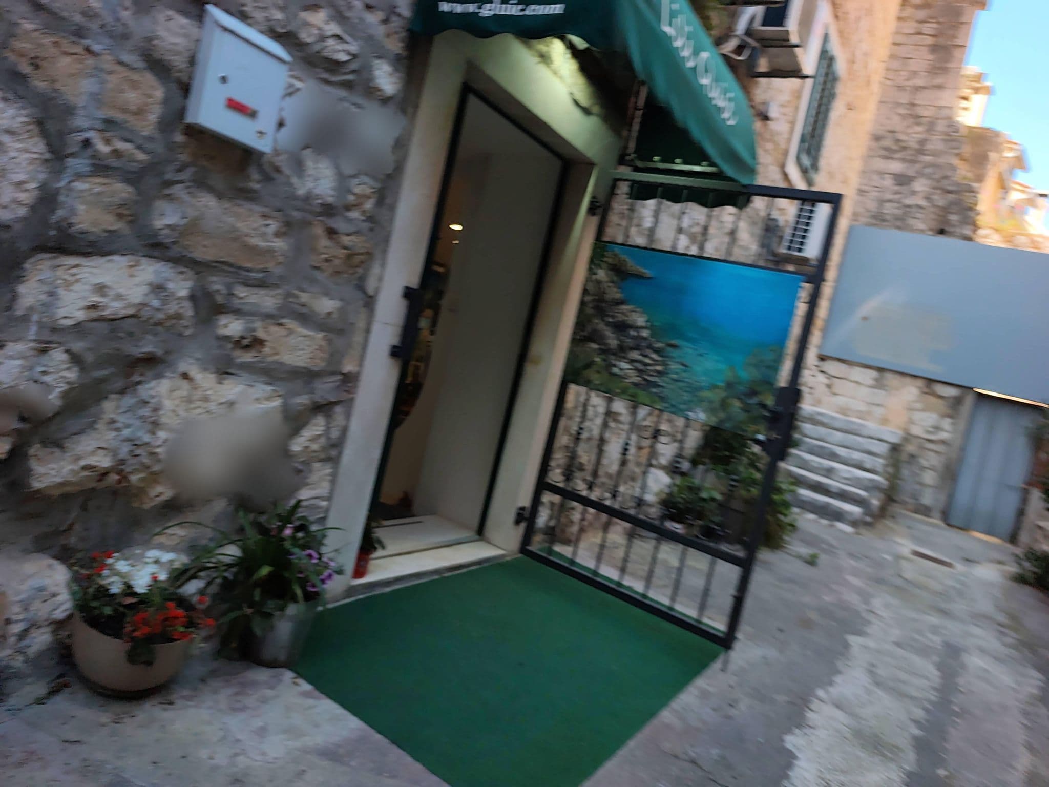 Street view near Peruzovic, Split — © Duro (CC BY-SA · Mapillary)