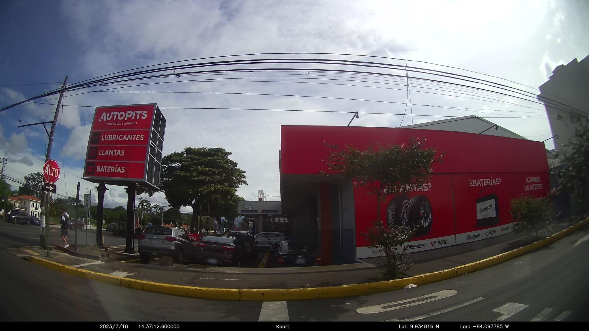 Street view near Hotel Parque del Lago, San José