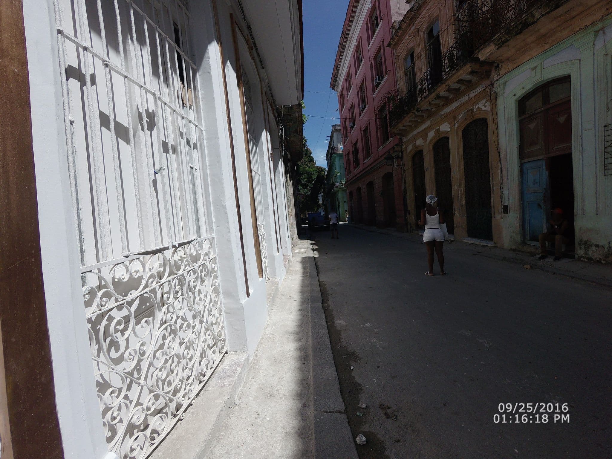 Street view near Hostal San Cristóbal de La Habana, La Habana Vieja