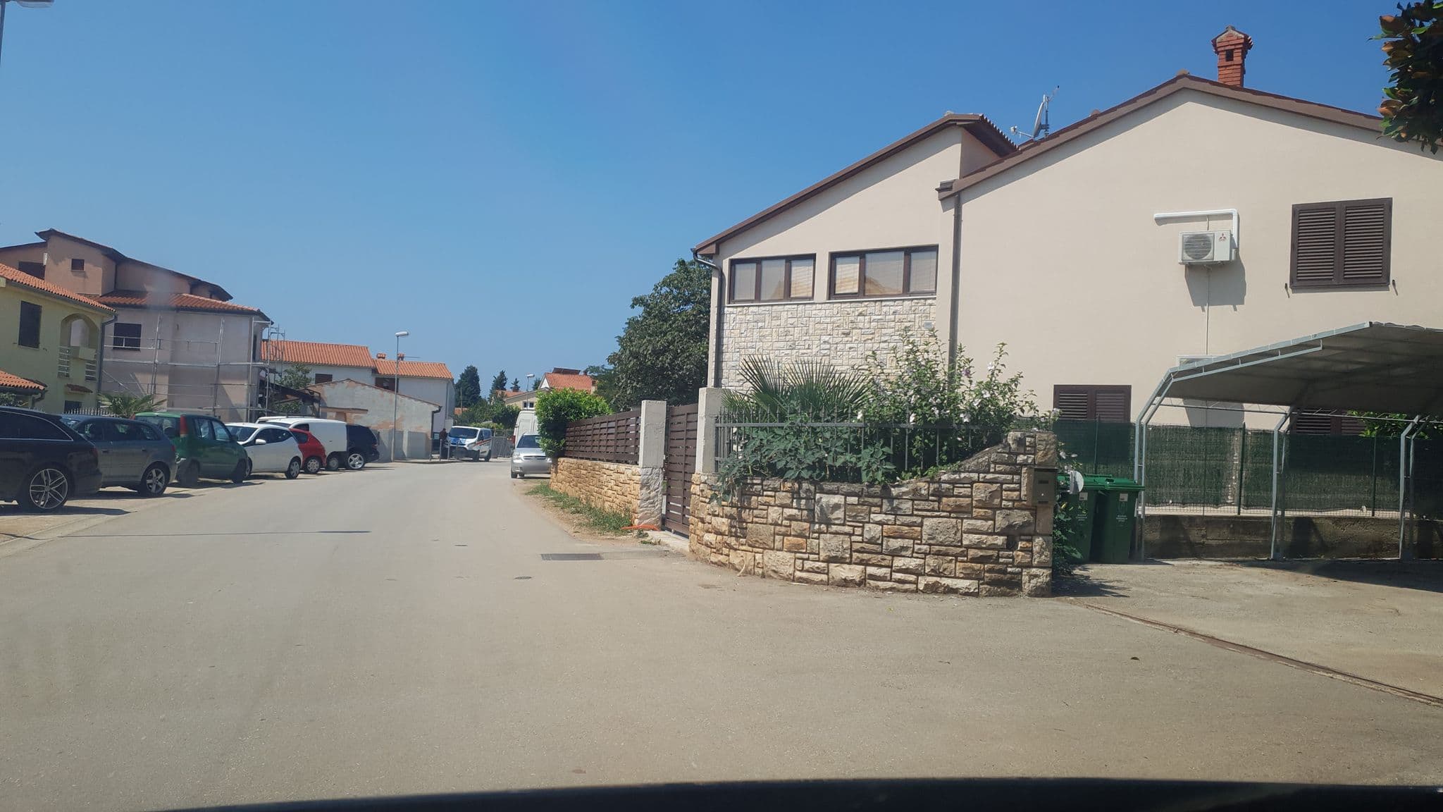 Street view near Apartments Manda, Valbandon — © b166er (CC BY-SA · Mapillary)