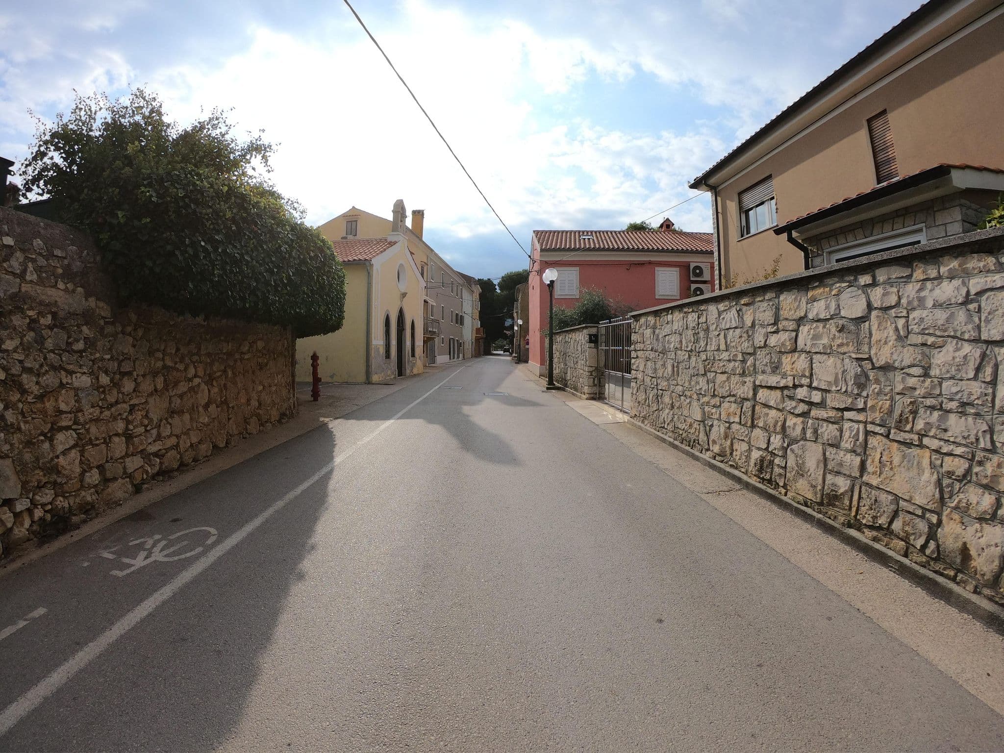 Street view near Cres view apartments, Cres — © joostjakob (CC BY-SA · Mapillary)