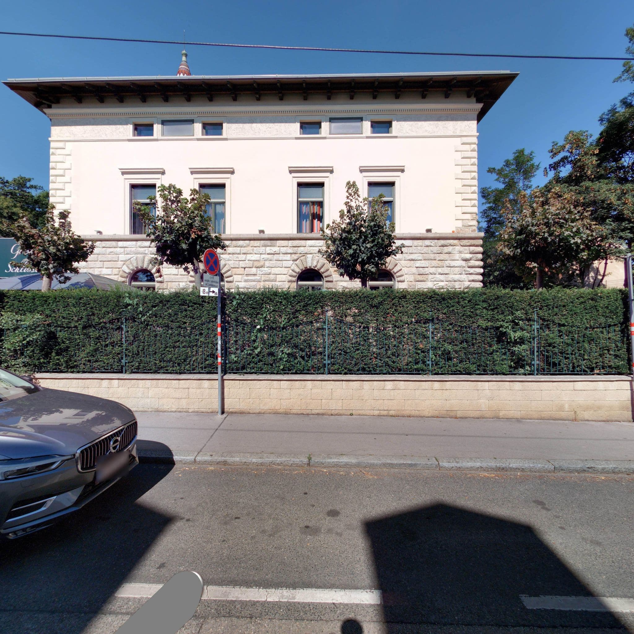 Street view near Park Hotel Mauer, Perchtoldsdorf — © eliasgander (CC BY-SA · Mapillary)