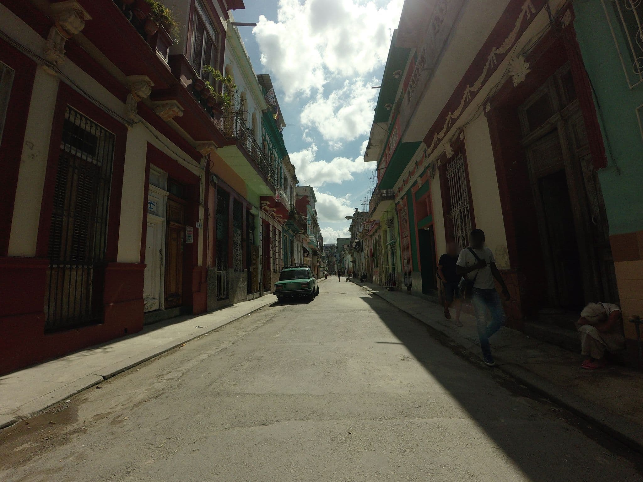 Street view near Casa del Carmen, Centro Habana