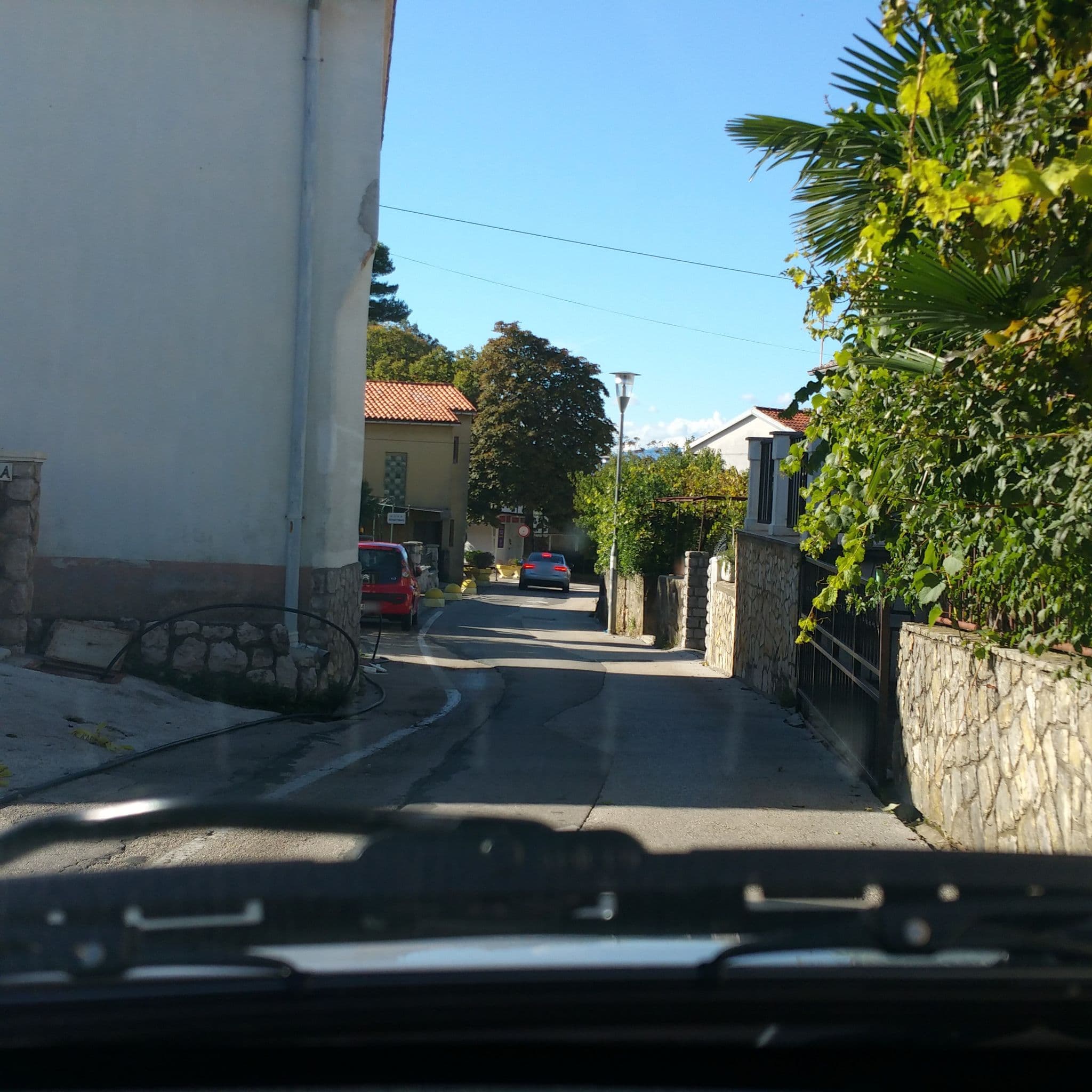 Street view near Apartments Jelka, Njivice — © kalle385 (CC BY-SA · Mapillary)