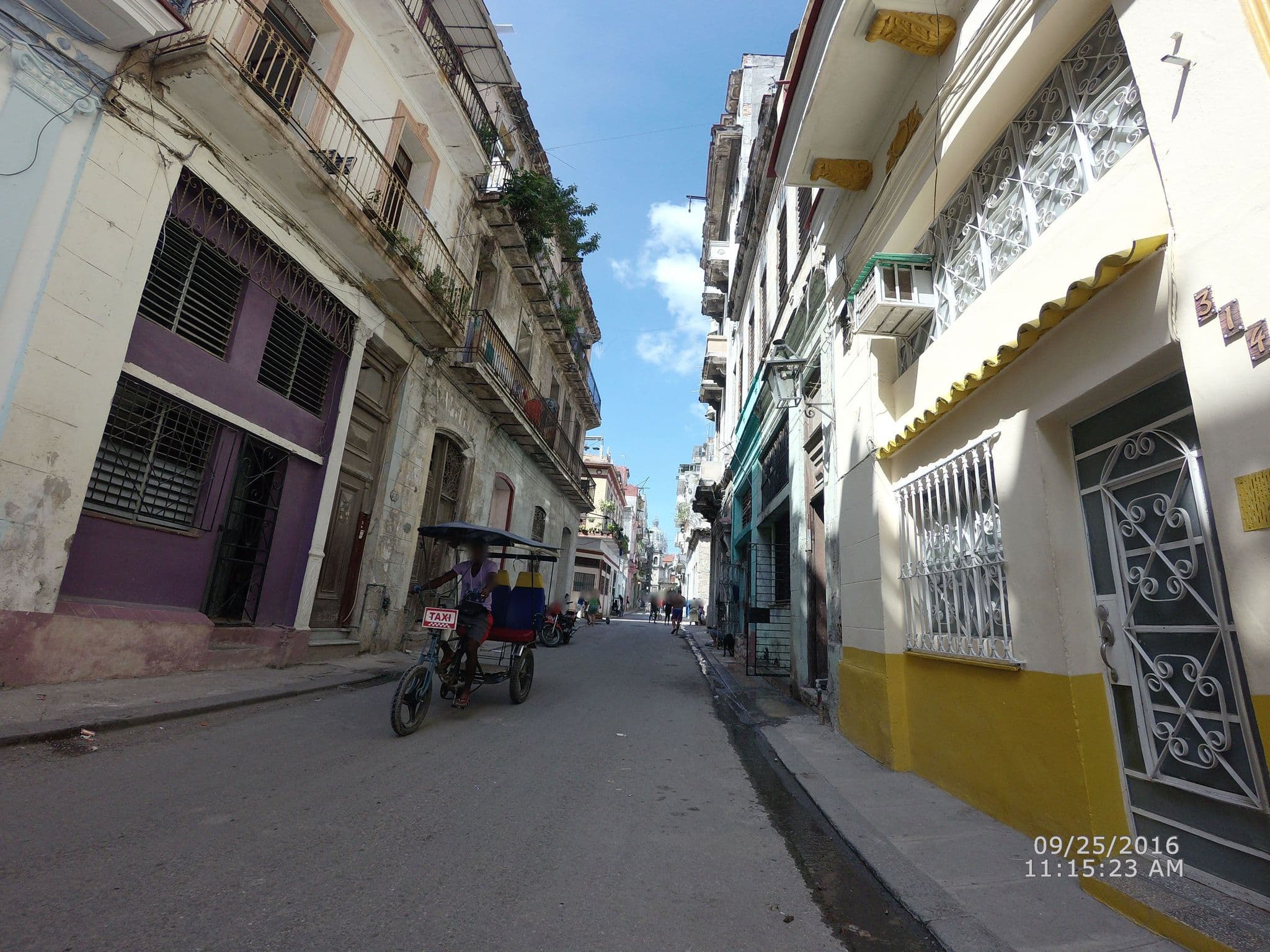 Street view near Marlen y Yamai, La Habana Vieja