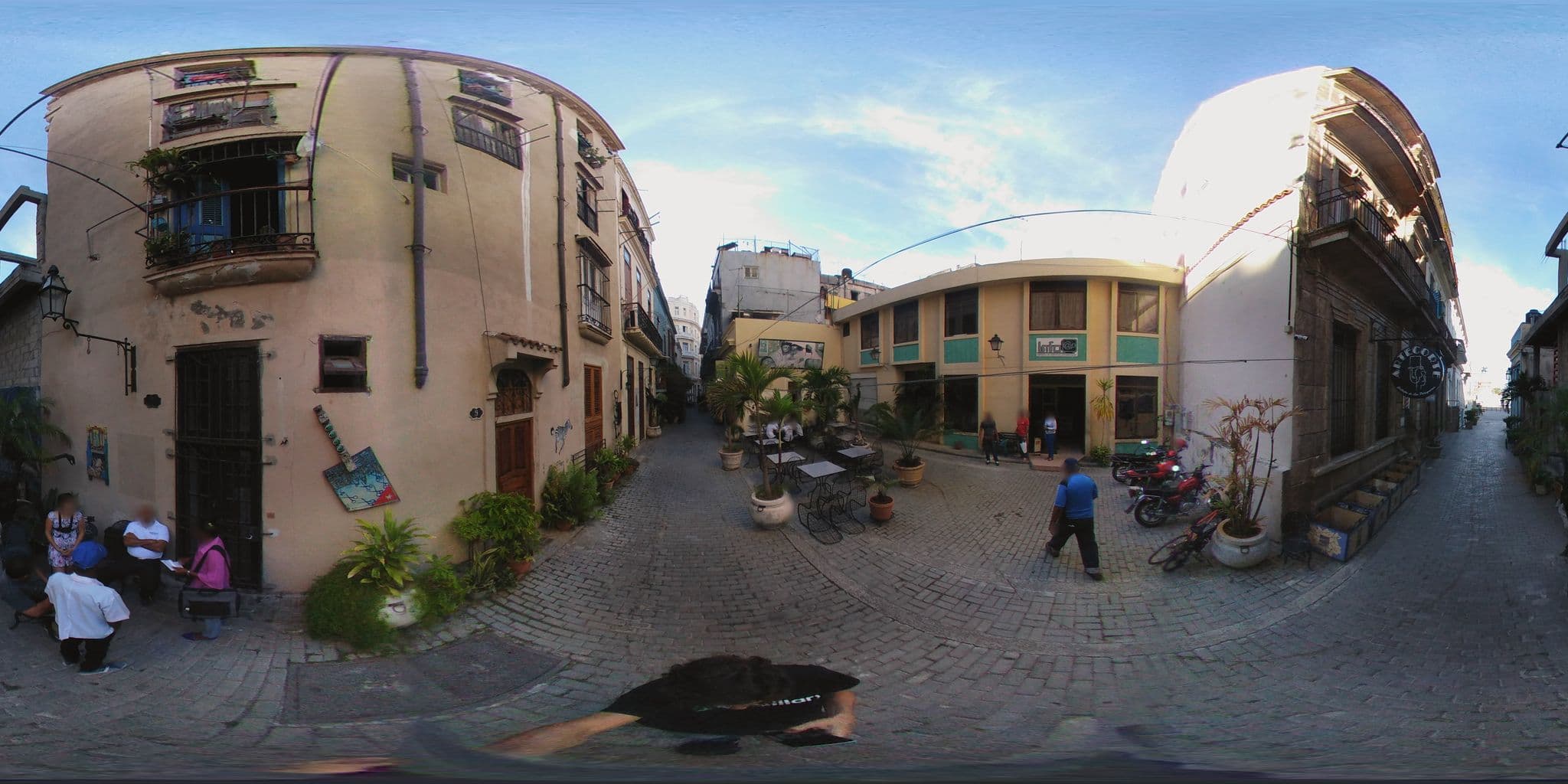 Street view near Salón Artecorte, La Habana Vieja