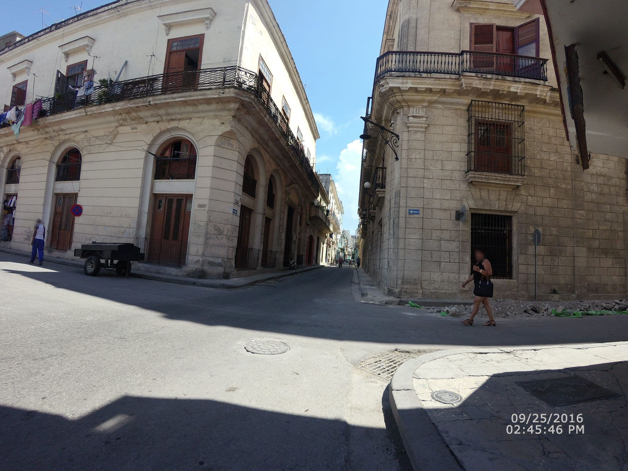 Street view near Hostal el Encinar, La Habana Vieja