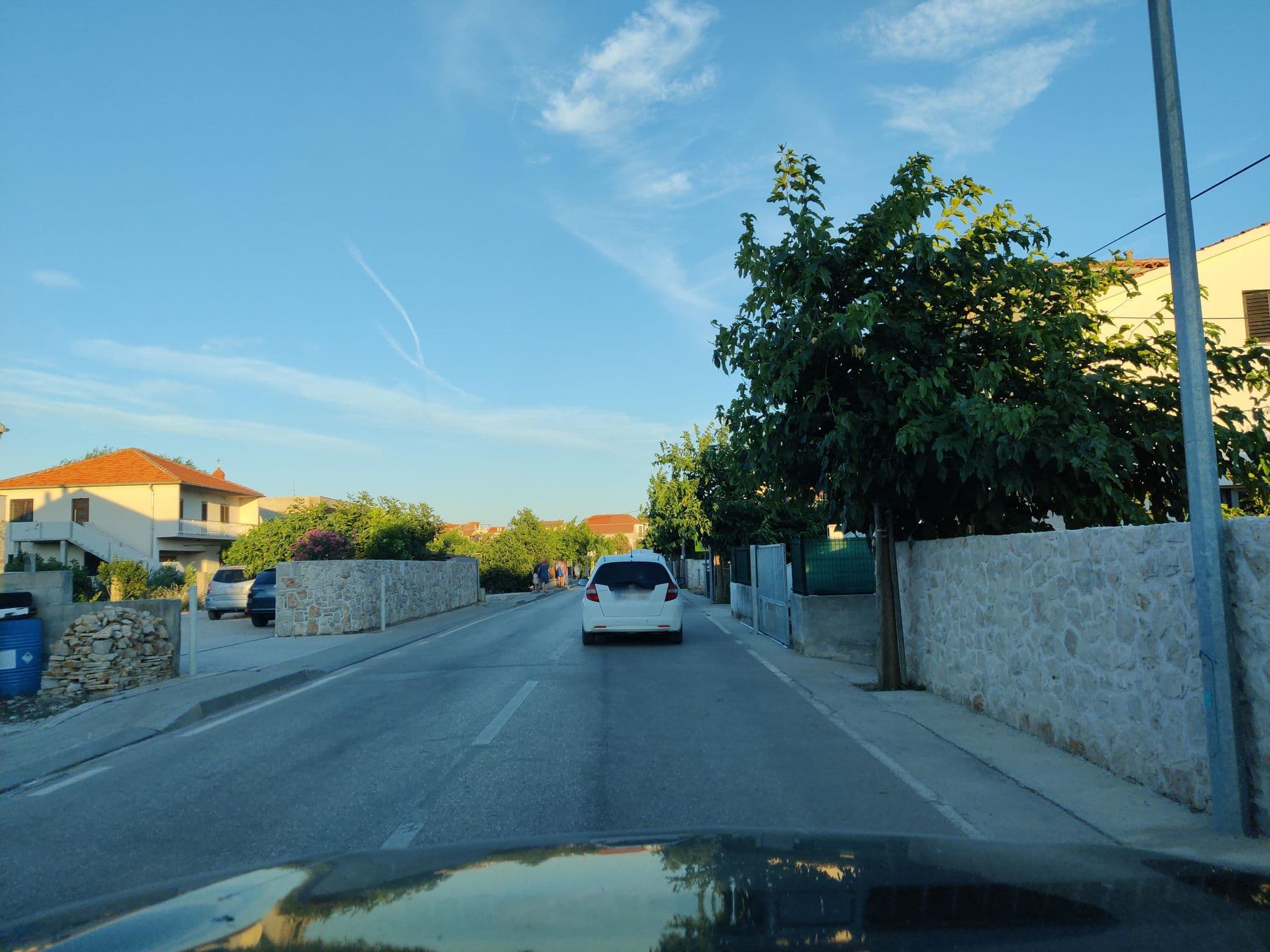 Street view near Apartments Sandra Betina, Murter — © kietlak (CC BY-SA · Mapillary)