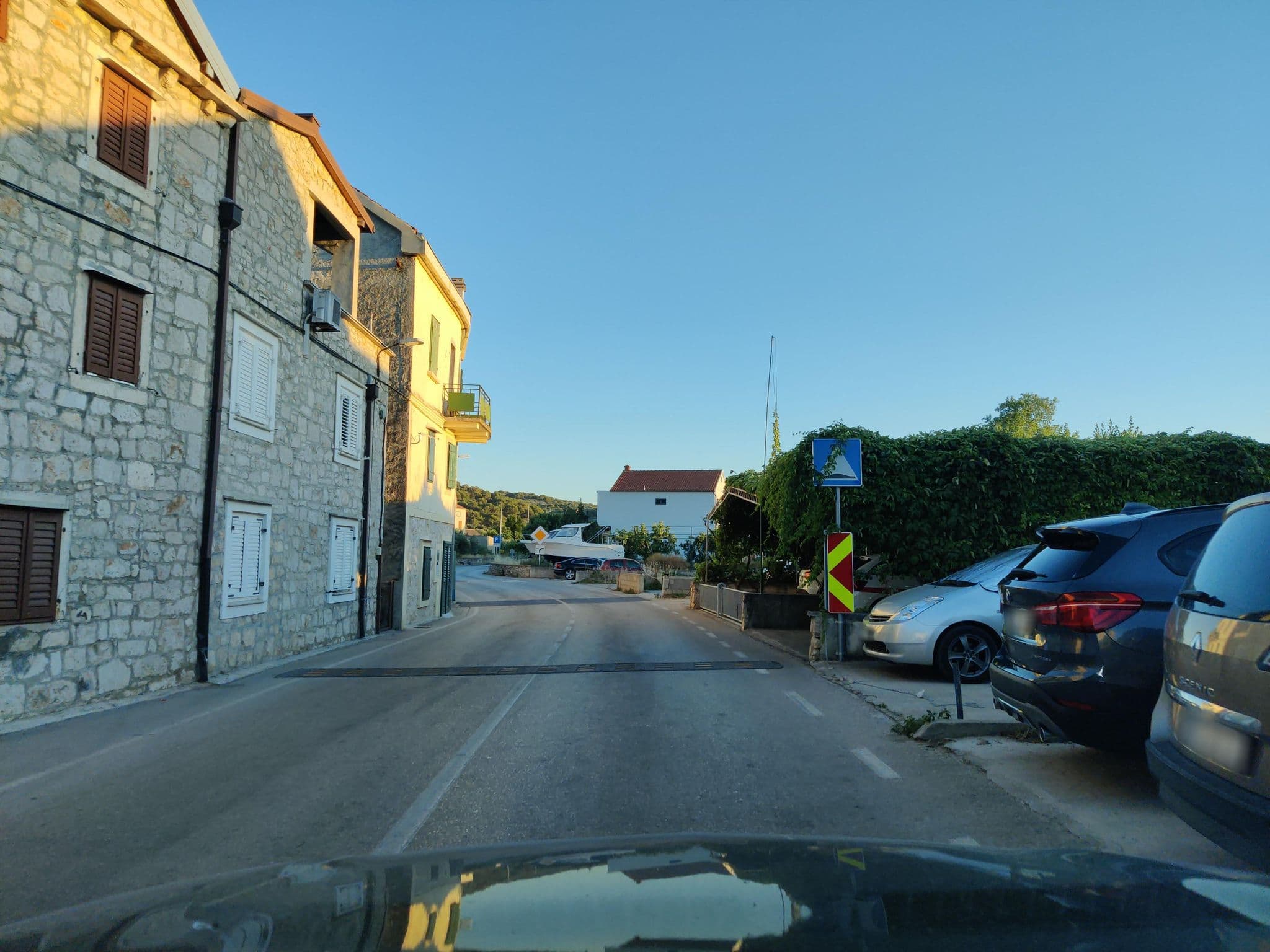 Street view near Apartments Viola, Murter — © kietlak (CC BY-SA · Mapillary)
