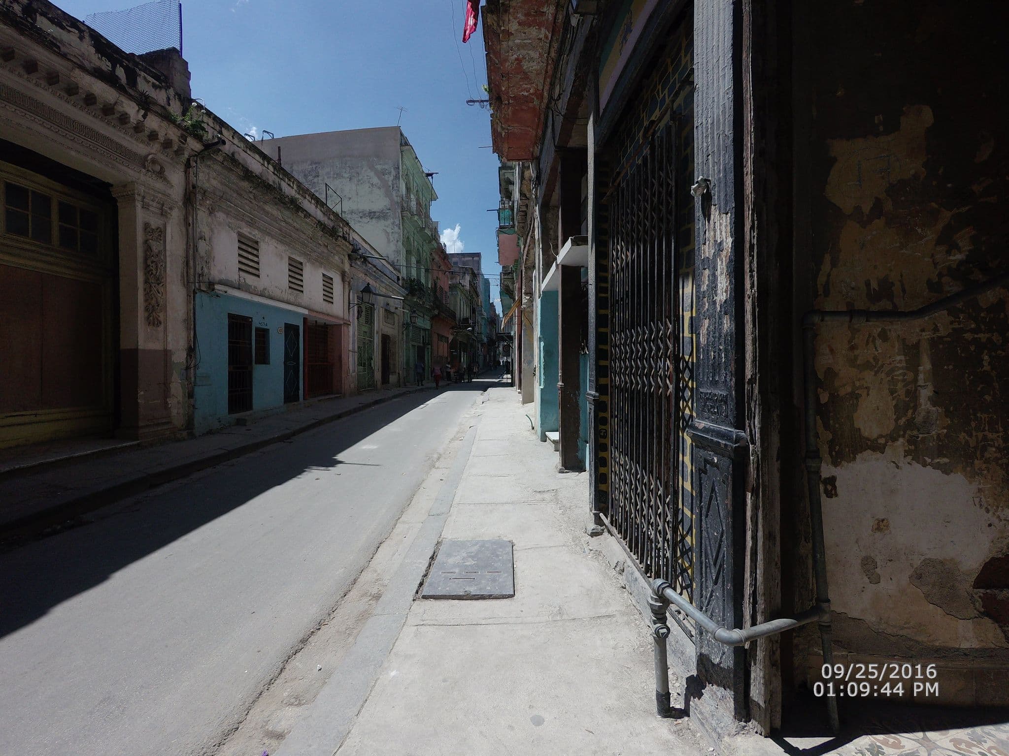 Street view near Hostal Alina y Boris, La Habana Vieja