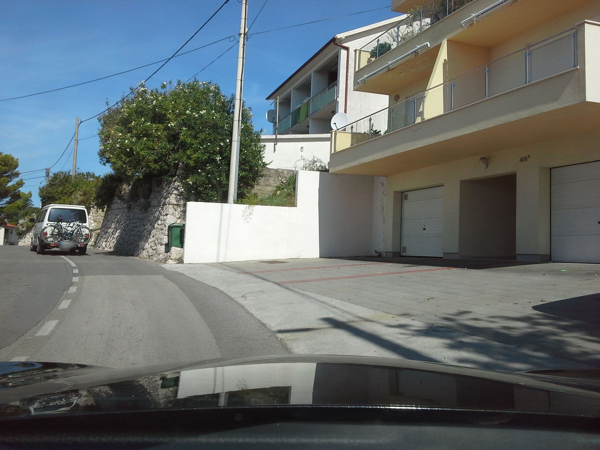 Street view near Apartments Kunstek, Banjol — © klypern (CC BY-SA · Mapillary)