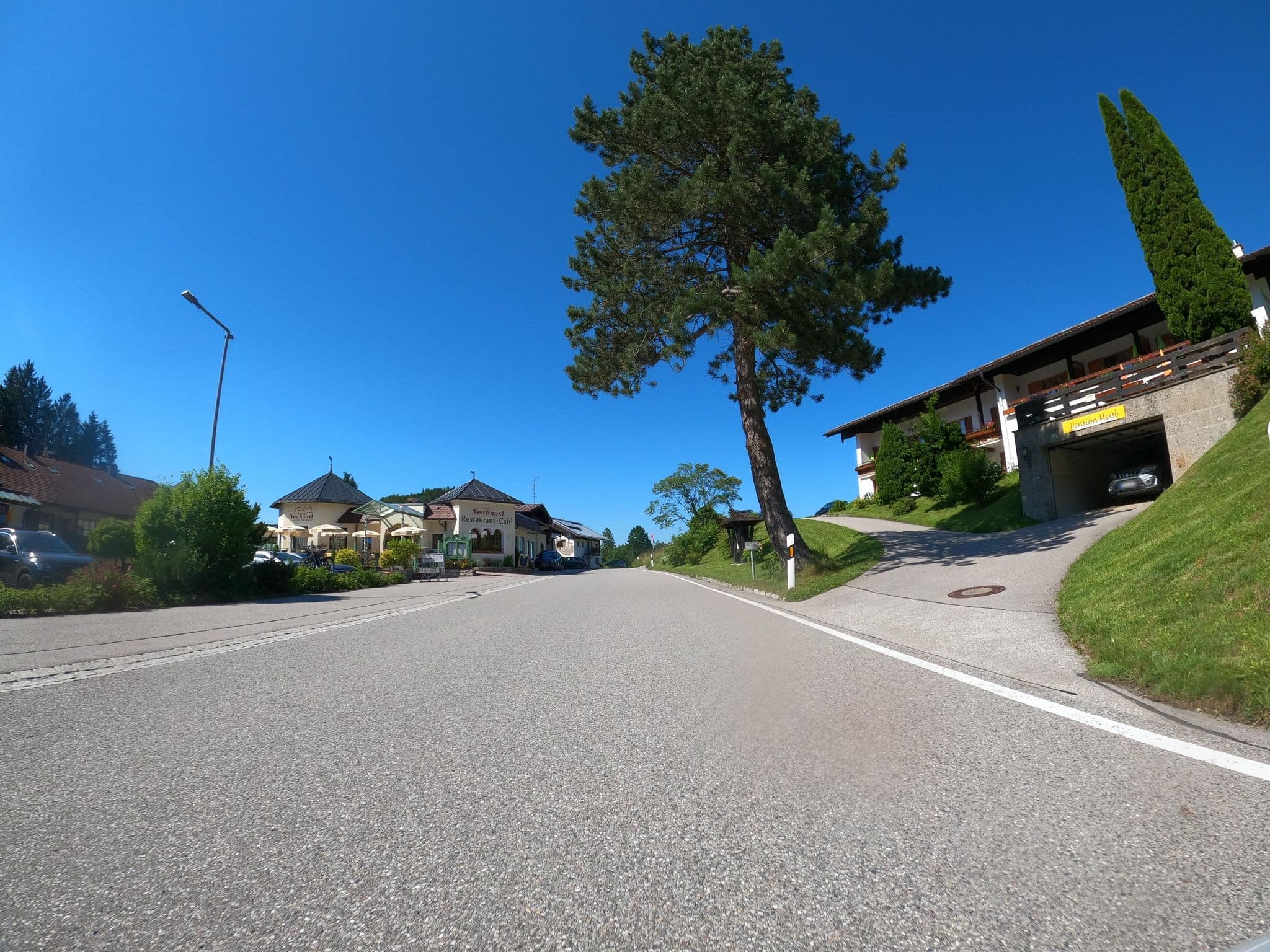 Street view near Hotel Neuhäusl, Hallein — © phitec (CC BY-SA · Mapillary)